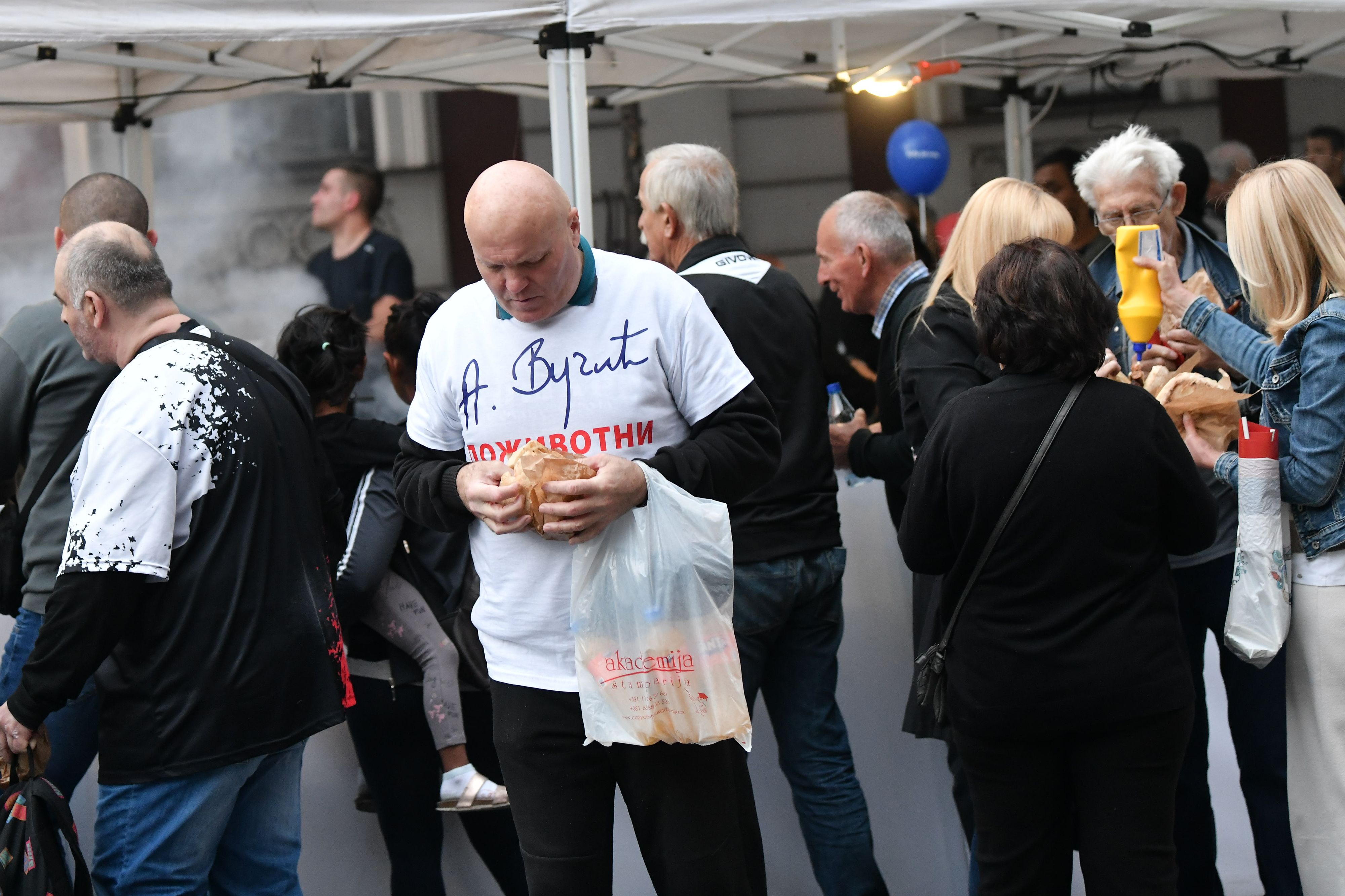 Beograd 28.09.2025. Protest pristalica SNS-a , Takovska ulica, Čacilend, beli šatori, SNS, Srpska napredna stranka, protest protiv blokada Foto: Goran Srdanov/Nova.rs