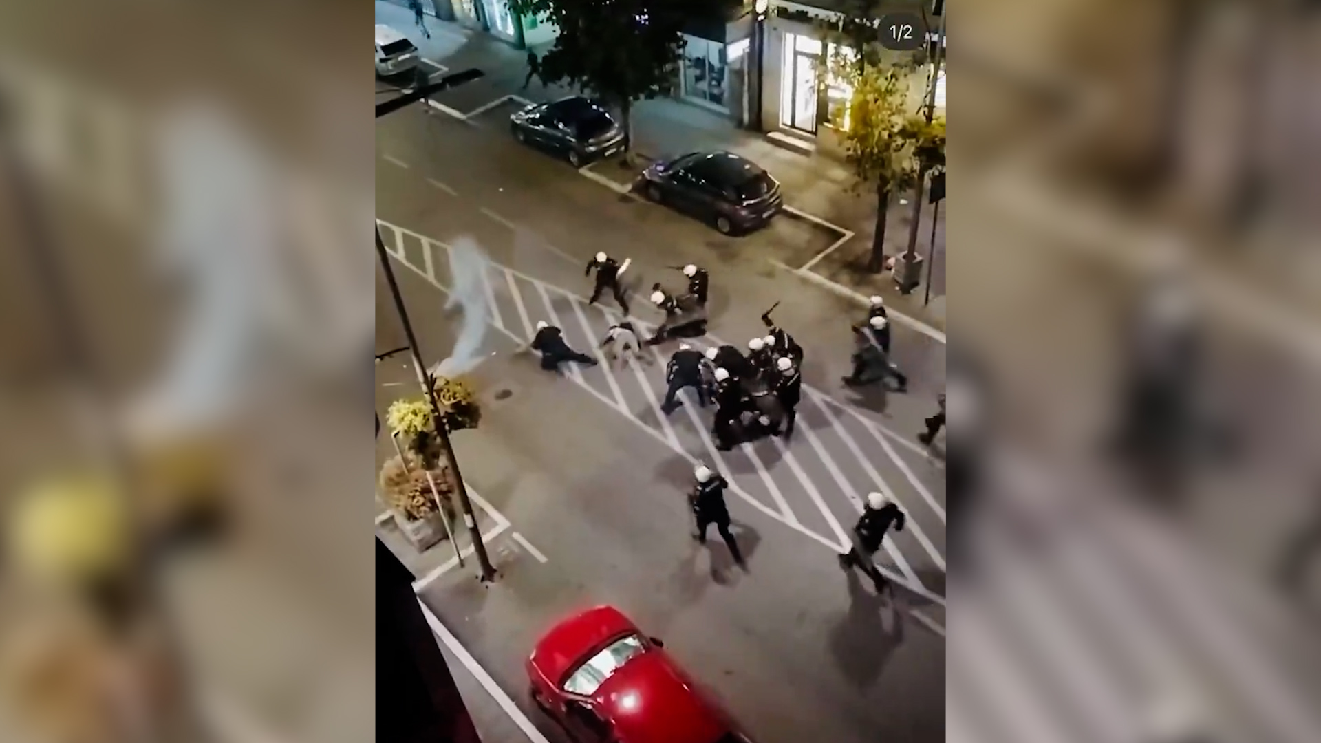 Brutalno premlaćivanje dva demonstranta od strane policije u Valjevu