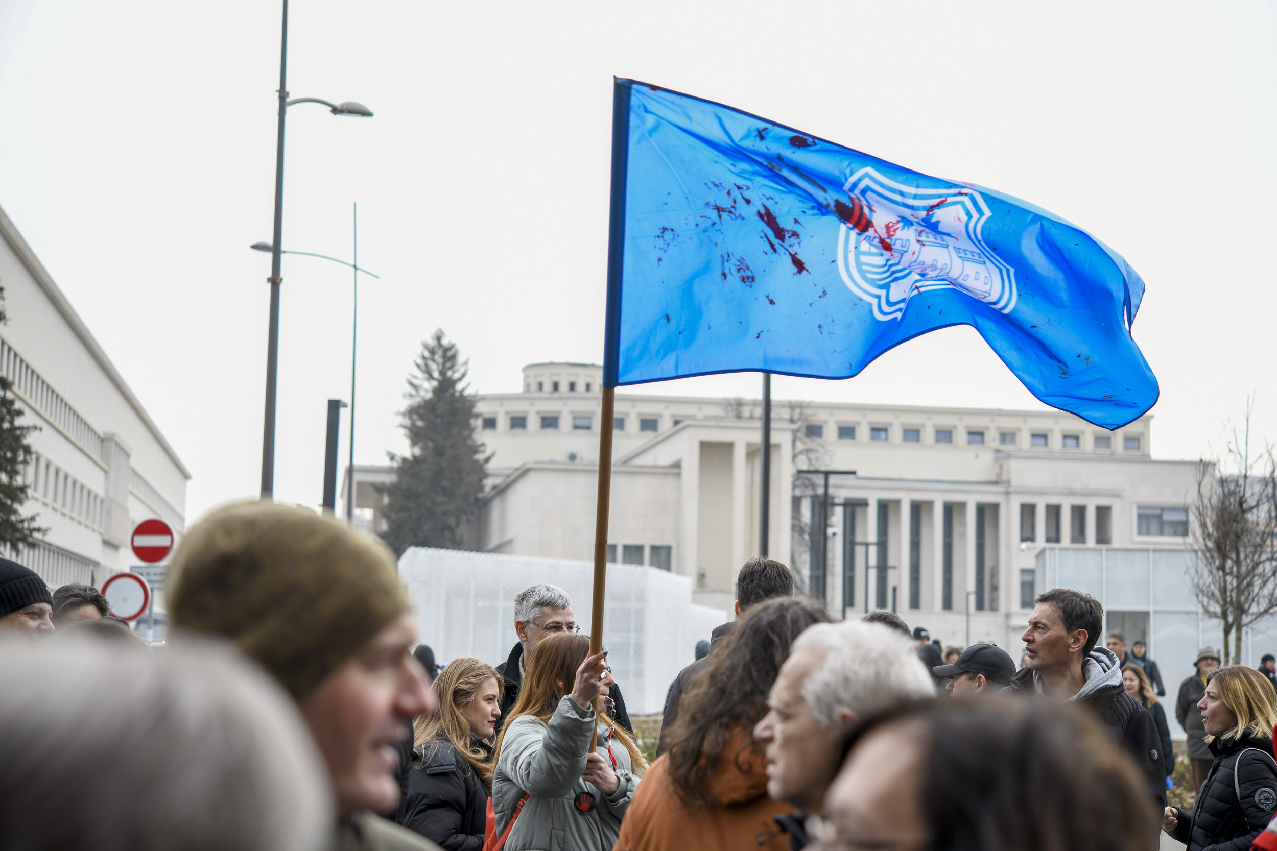 Beograd 24. februar 2025. Protest opozicije ispred Skupštine grada Novog Sada, policija, nemiri, animozitet, sukob, odbornici ispred skupštine grada Novog Sada  Foto:Nenad Mihajlović/Nova.rs (BEZ POTPISA)