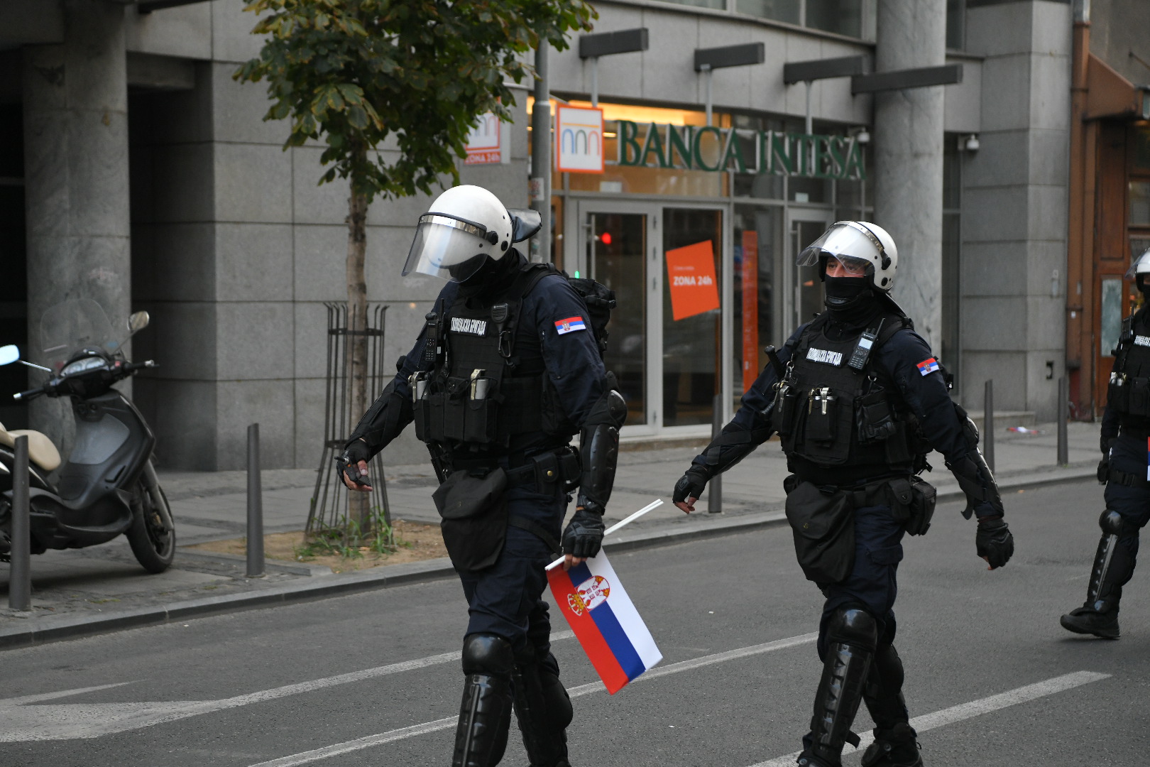 Beograd 28.09.2025. Protest pristalica SNS-a u Takovskoj ulici, Čacilend, beli šatori, SNS, Srpska napredna stranka, protest protiv blokada, policija Foto: Amir Hamzagić/Nova.rs