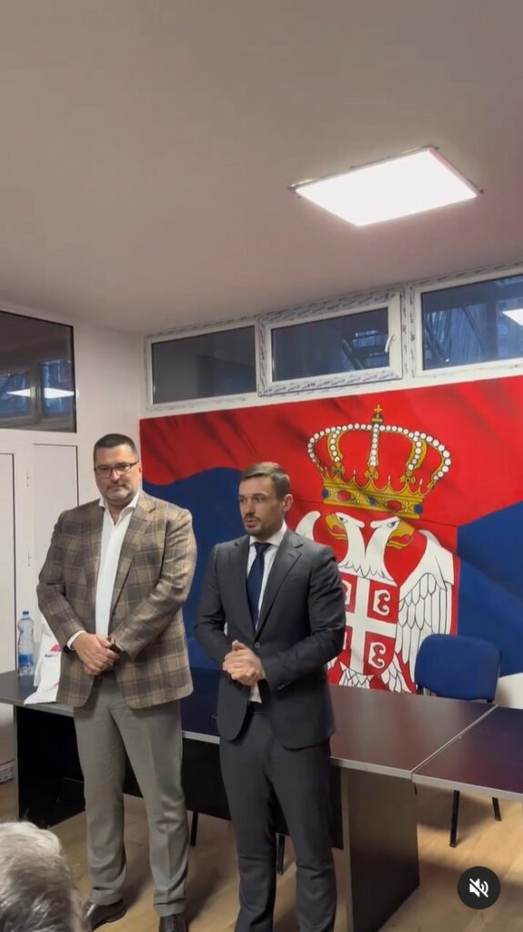 Ivan Bošnjak Relja Ognjenovic deli paketiće SNS članovima