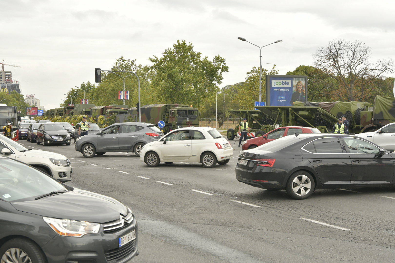 Vojna vozila, vojska, pripreme
Beograd 11.09.2025. Kolaps u saobraćaju na Novom Beogradu. Novi Beograd, saobraćaj, gužva, gužve, kolaps, pripreme za vojnu paradu Foto: Zoran Lončarević/Nova.rs