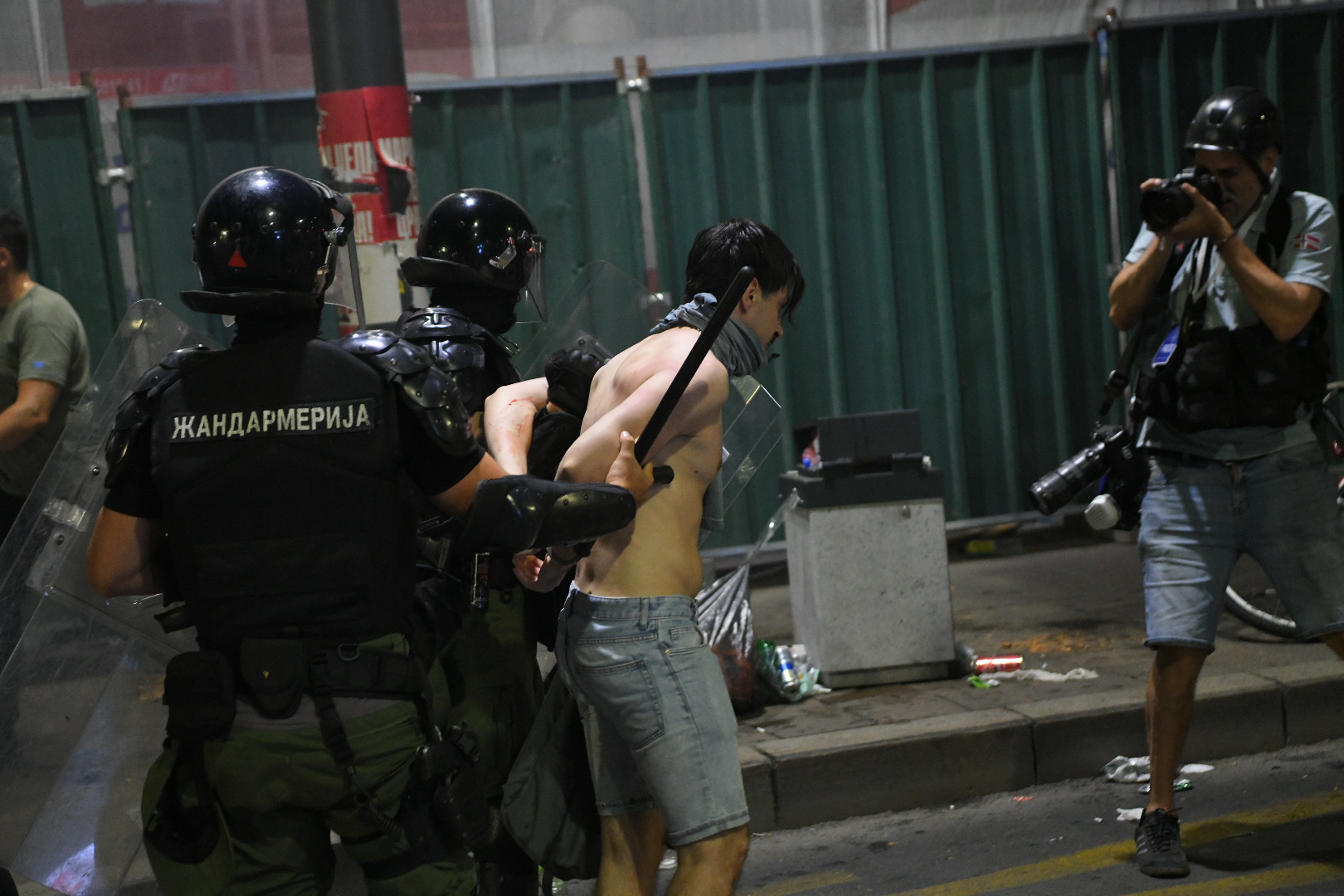 Beograd 28.06.2025. Privođenje, hapšenje. Policija u kralja Milana, kod Londona, građani i policija. Protest Vidimo se na Vidovdan, veliki studentski protest  Foto: Amir Hamzagić/Nova.rs