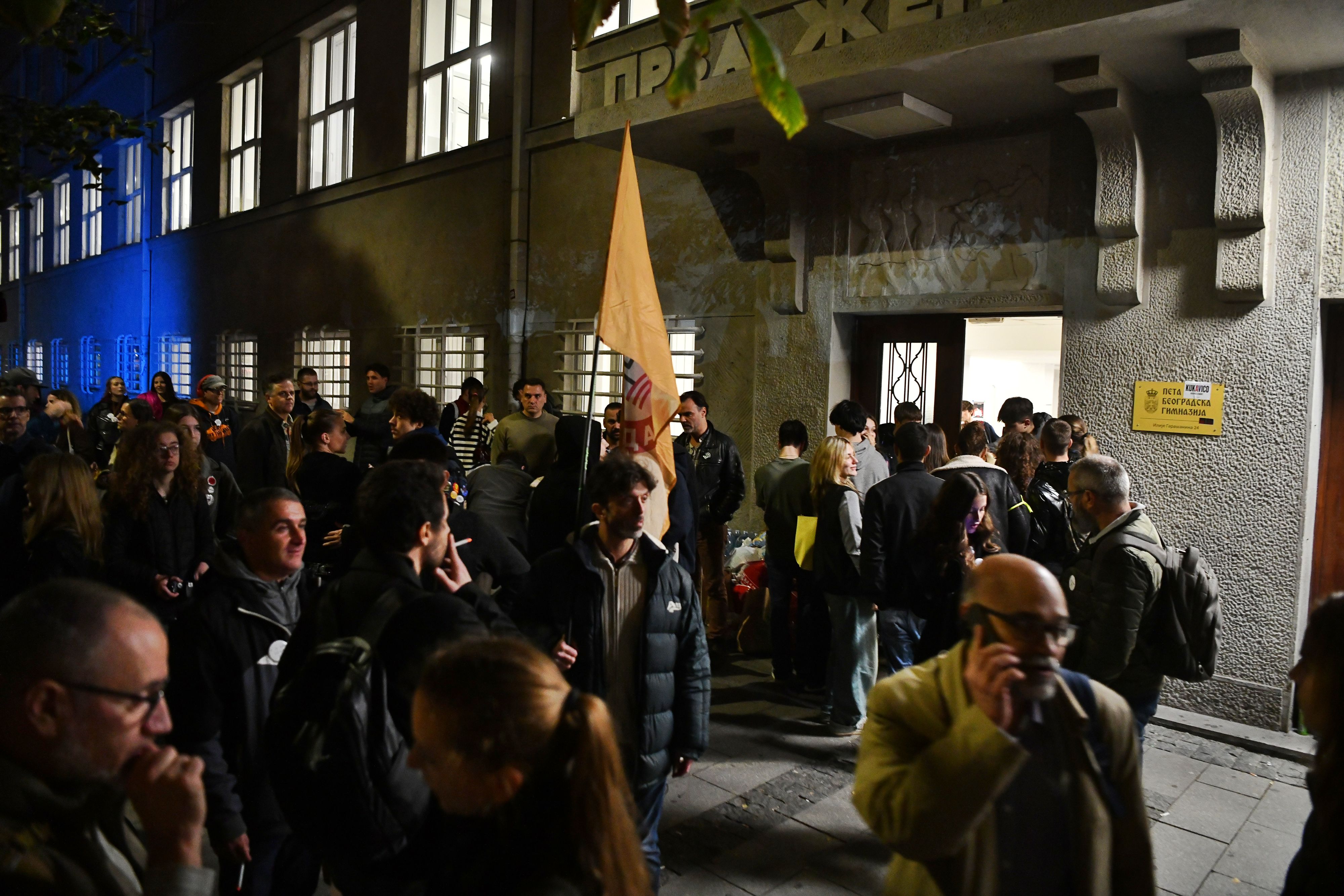 Beograd, 13.10.2025. V beogradska gimnazija, Peta gimnazija, Blokada, Učenici Pete beogradske gimnazije proglasili su fizičku blokadu koja će trajati dve nedelje, počevši od večeras. Foto: Goran Srdanov/Nova.rs