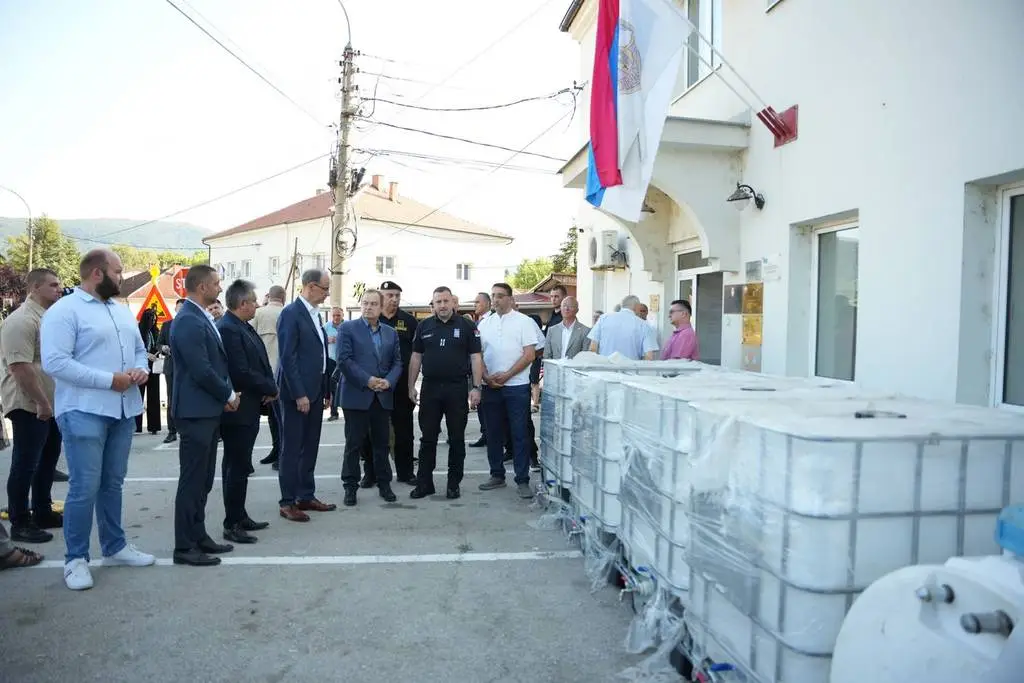 Đuro Macut i Ivica Dačić donirali Svrljigu rezervoare za vodu foto Vlada Srbije