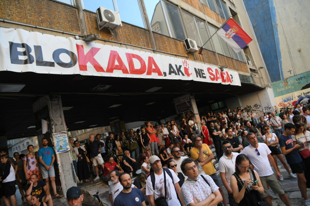 Beograd 02. jul 2025. Studenti večeras organizuju protest ispred Filozofskog fakulteta zbog privođenja kolege Alekse Foto:Amir Hamzagić/Nova.rs