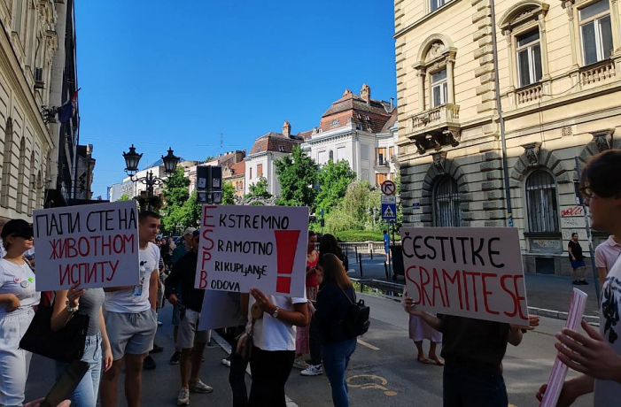 protest_ispred_Ekonomske_skole_zbog_ispita_7_nasa foto 021.rs