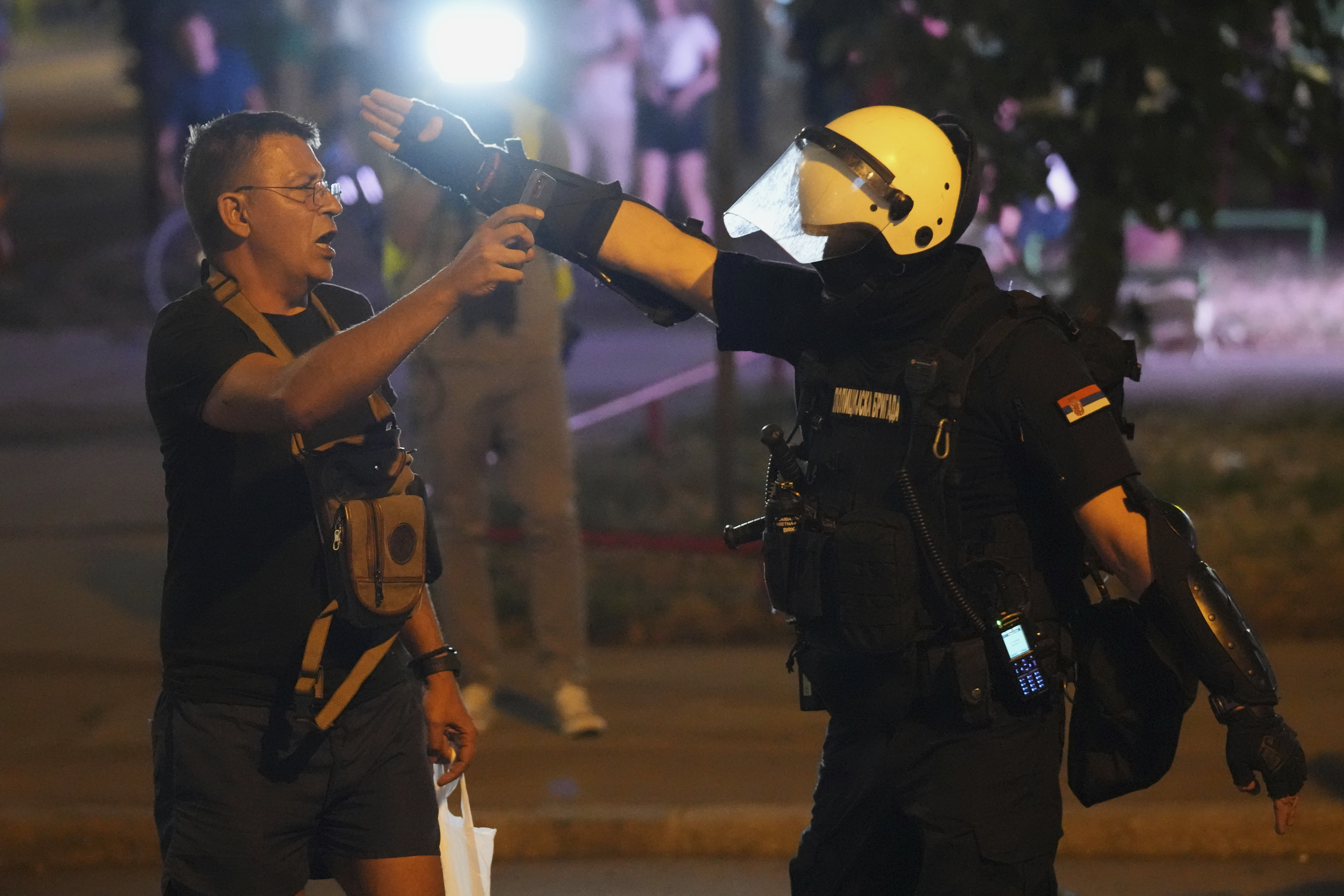 policija, policajac
A Serbian riot police officer directs a man filming after clearing people blocking a street during an anti-government protest in Belgrade, Serbia, Saturday, Aug. 16, 2025. (AP Photo/Darko Vojinovic)
