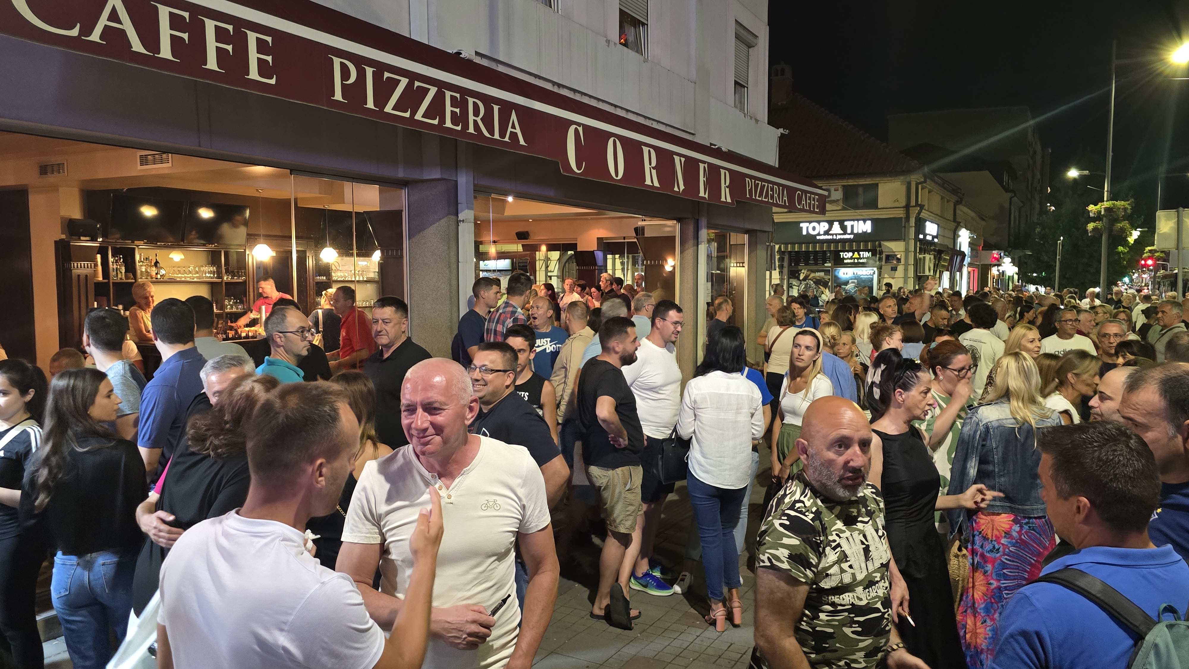 Valjevo. Skup podrške vlasniku razlupanog lokala u Valjevu, protest, kafe picerija Korner Foto: Đorđe Mijailović/Nova