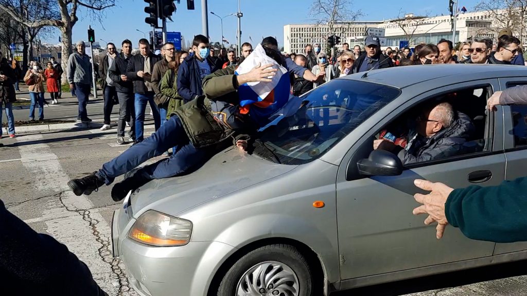 Foto: Nova.rs/Video protest sretenje, dan drzavnosti gazenje protestanta, automobil hauba