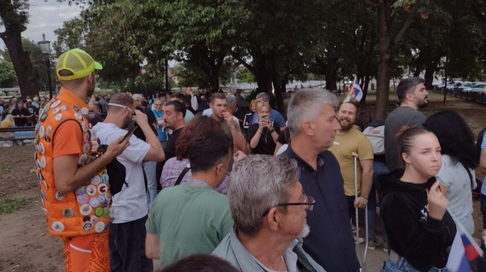 Kragujevac protest , Performansom „svečanog otvaranja“ Gradske tržnice počeo je večerašnji protest u Kragujevcu.