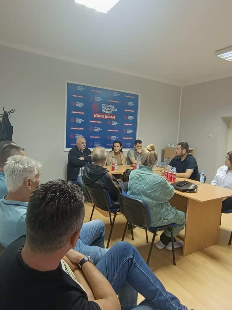 Marinika Tepić koja je razgovarala sa građanima u Novoj Crnji.