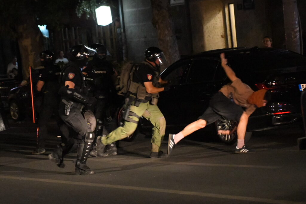 Beograd 03. jul 2025. Razbijanje blokada kod Vuka, građanska neposlušnost tonfa prebijanje policija hapsenje Foto:Amir Hamzagić/Nova.rs