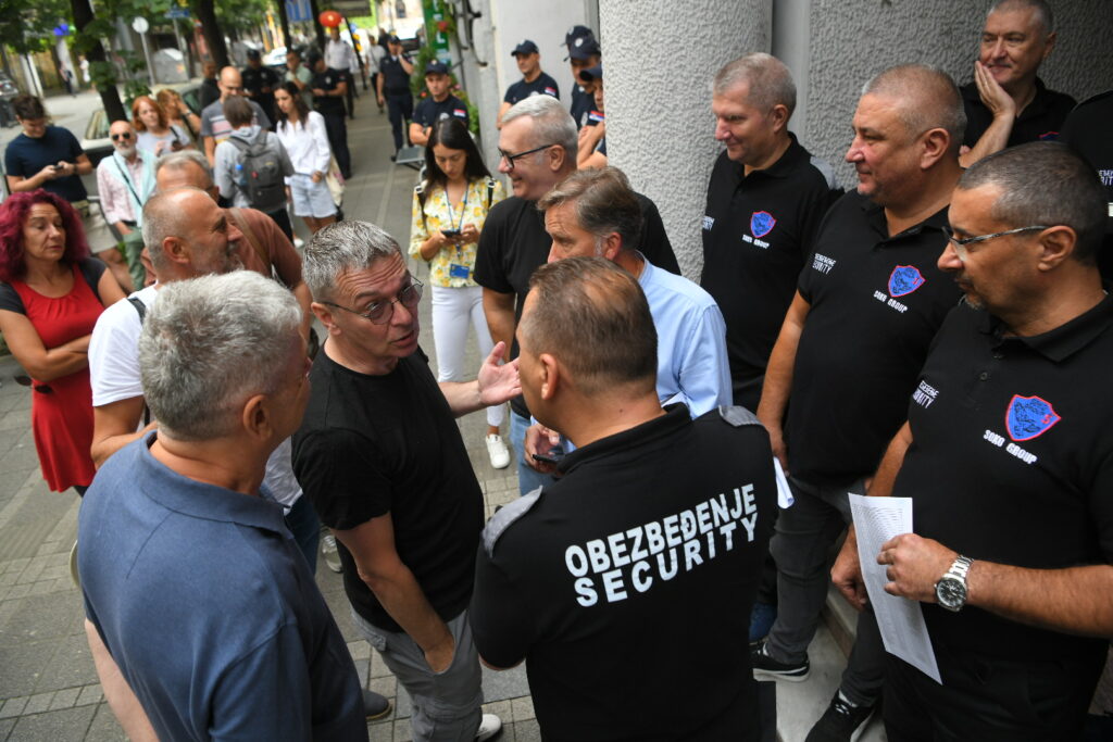 Beograd 07. avgust 2025. Ispred Privredne komore pred javnu raspravu o litijumu, Upravljanje mineralnim resursima policija pripadnici privatnog obezbeđenja Soko Group DOO Foto:Amir Hamzagić/Nova.rs