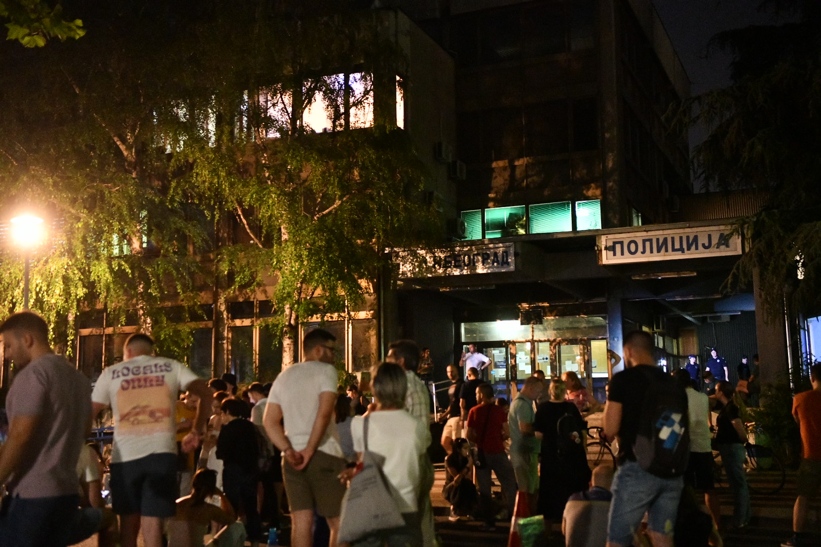 Beograd 05.06.2025. Protest studenata i građana ispred policijske stanice na Novom Beogradu zbog hapšenja studenata u vezi sa napadom na Miloša Pavlovića u Studenjaku. Studenti, građani, policijska stanica Novi Beograd Foto: Vesna Lalić/Nova.rs