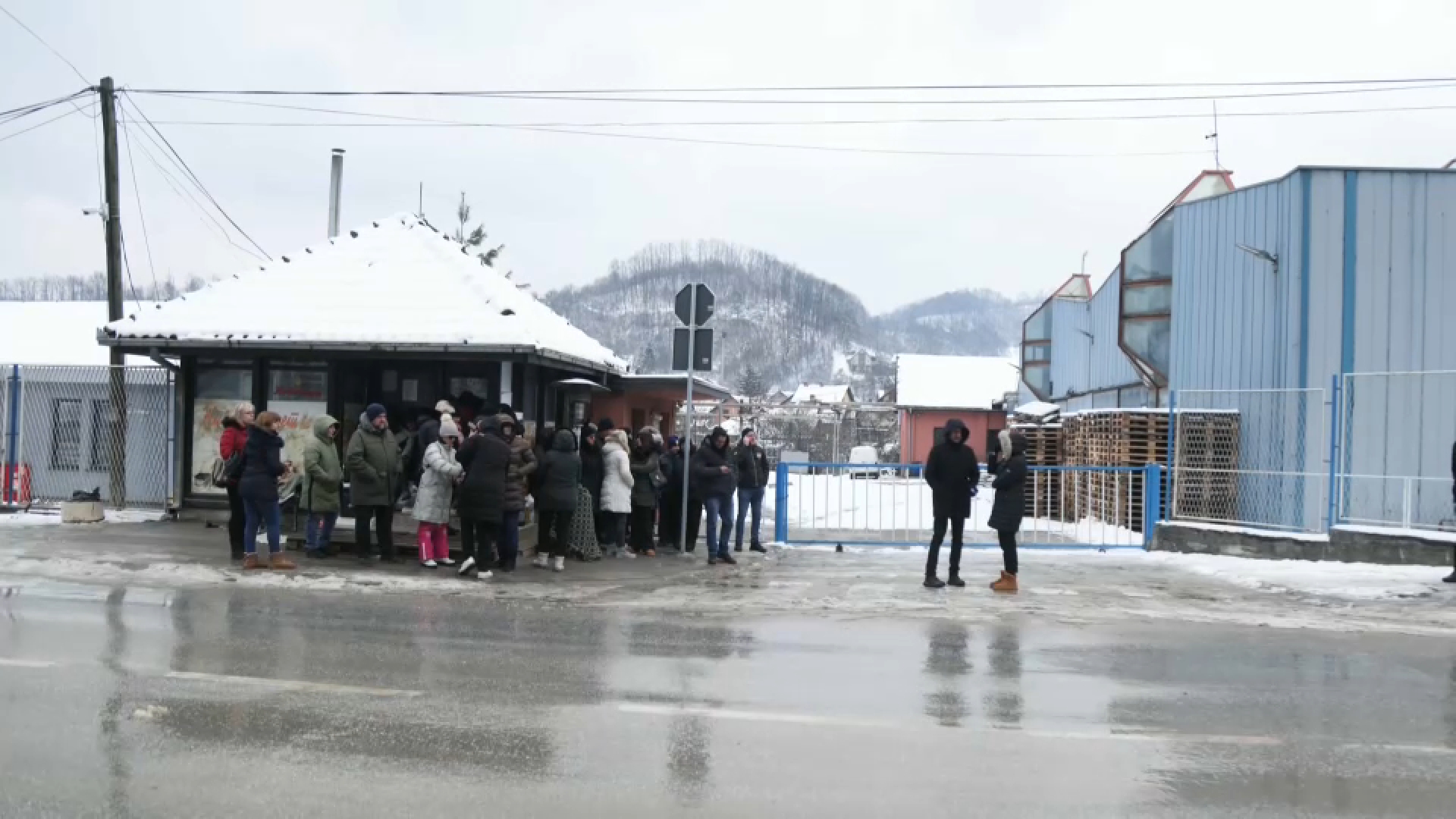 1739887431-radnici_fabrike_proleter_blokiraju_ulaz_u_krug_n1