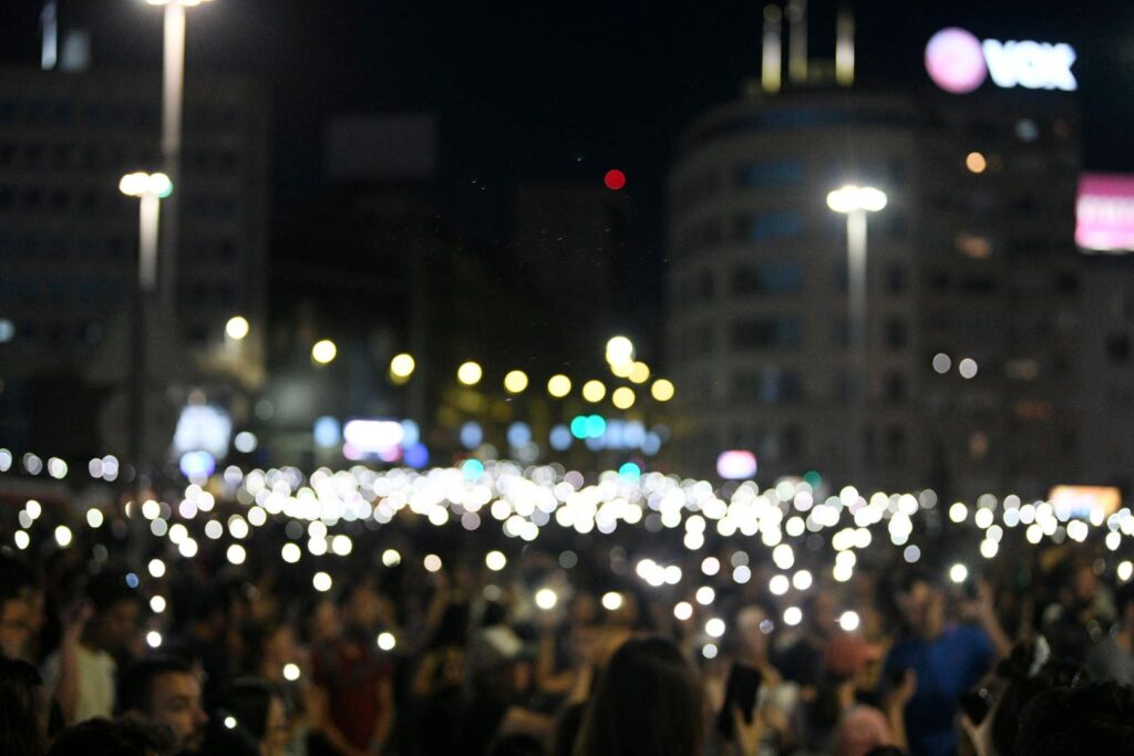 Beograd 01. jun 2025. Studentski protest Decentralizacija Srbije, Vostani Serbije, blokada mostova Gazela i Brankov, studenti  16 minuta tišine, sijalice na mobilnim telefonima, osvetljenje Foto:Filip Krainčanić/Nova.rs