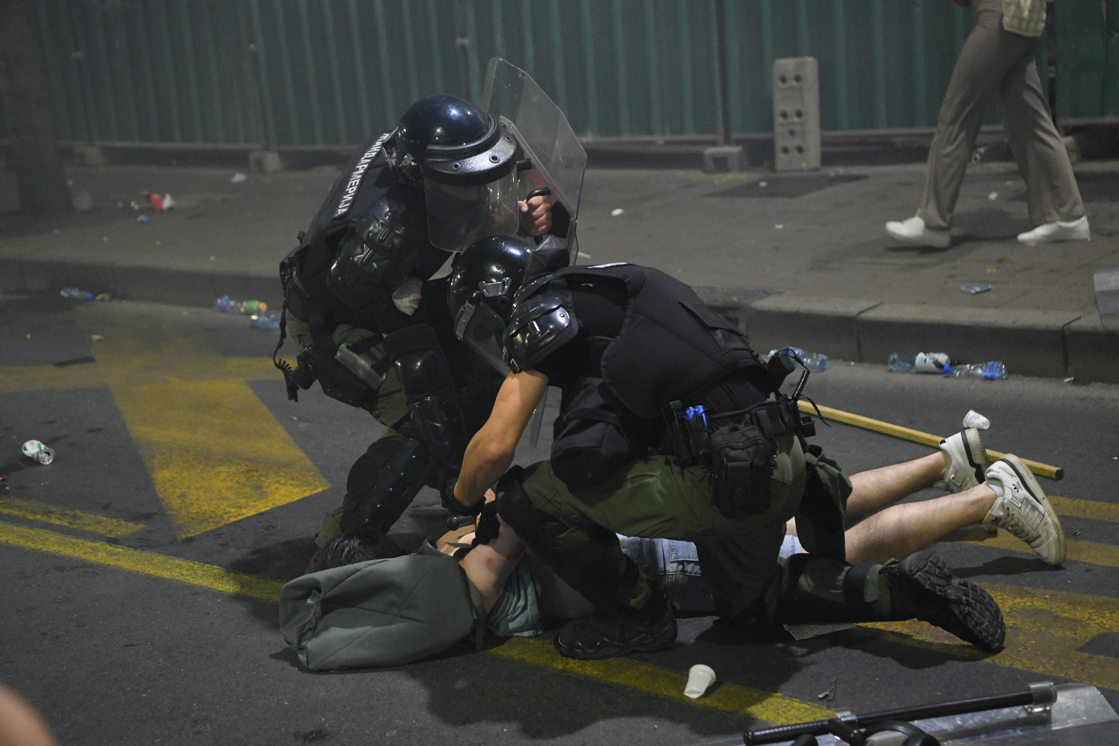 Beograd 28.06.2025. Privođenje, hapšenje. Policija u kralja Milana, kod Londona, građani i policija. Protest Vidimo se na Vidovdan, veliki studentski protest  Foto: Amir Hamzagić/Nova.rs
