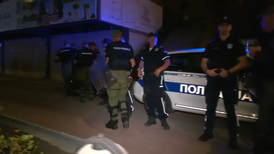 Policija ispred SNS prostorija u Nišu