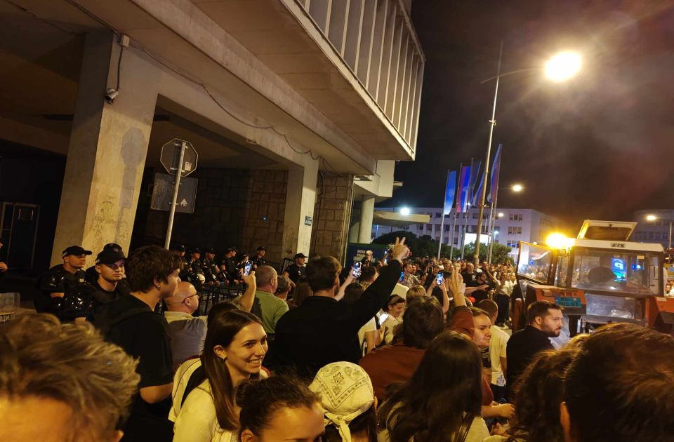 Zborovi Novog Sada odlučili da blokiraju ulaz u Skupštinu grada Novi Sad, 16.06.2025