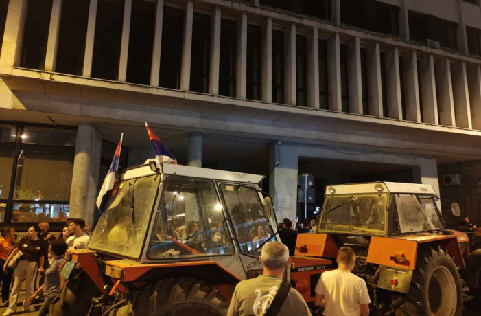 traktori_blokirali zgradu skupstine novog sada 2 foto 021