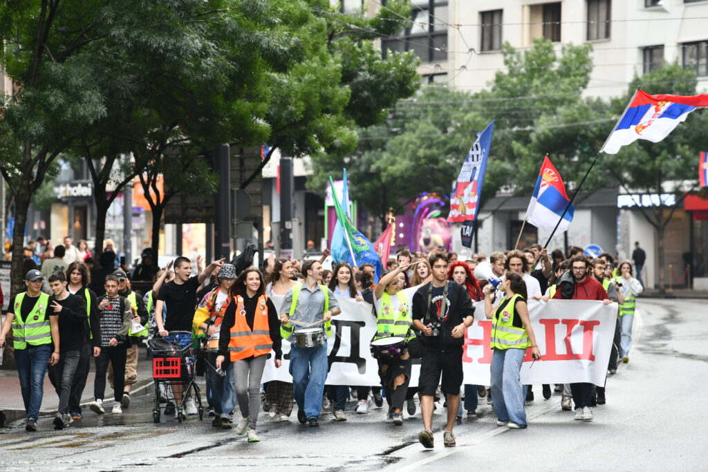 Beograd 21.05.2025. Protest srednjoškolaca na Trgu Republike i šetnja do Ministarstva prosvete. Protest zbog produžetka školske godine. Protest, srednjoškolci, školska godina, produžetak Foto: Vesna Lalić/Nova.rs
