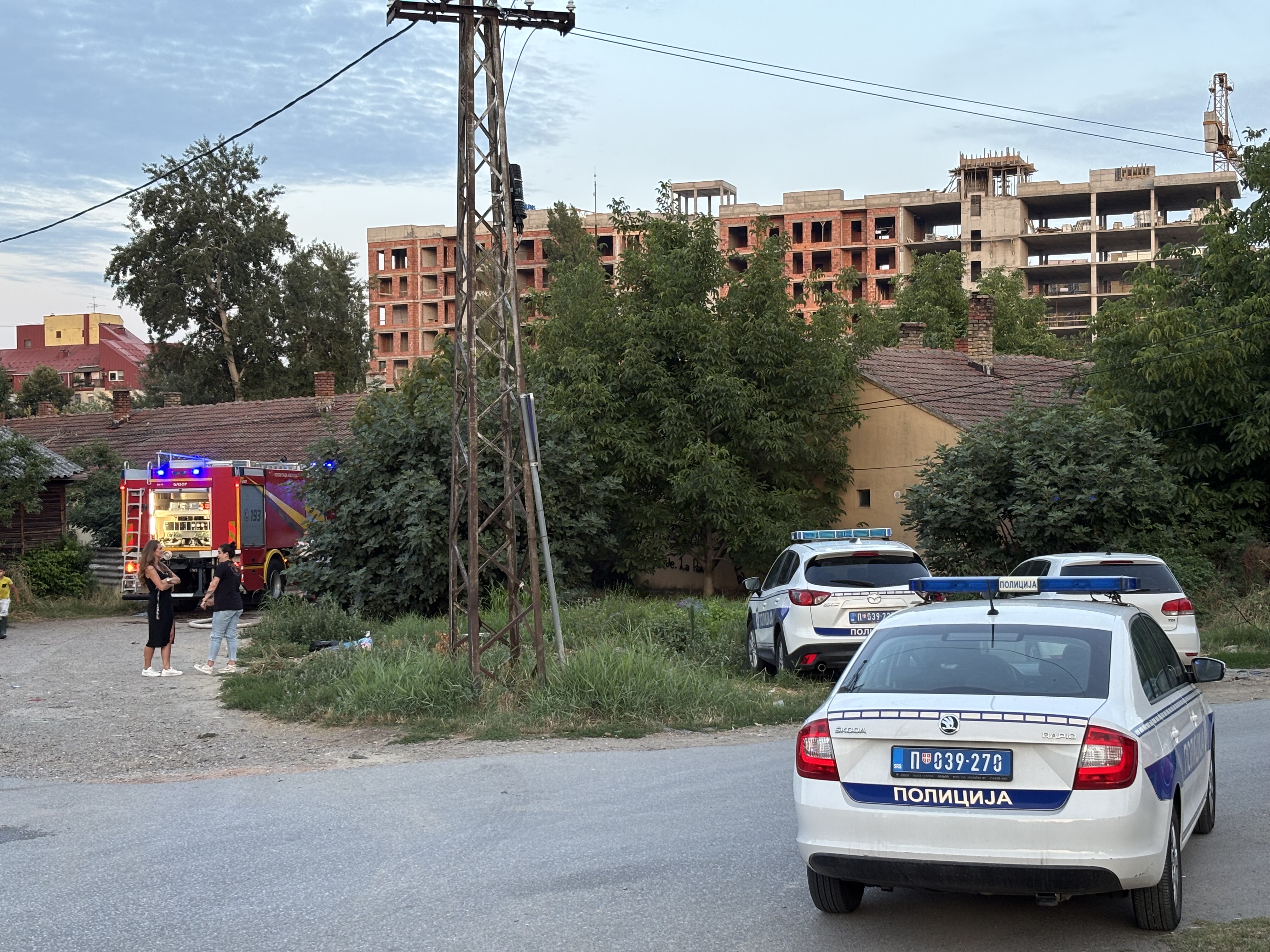 Novi Sad 28.07.2025. Muškarac pucao tokom intervencije vatrogasaca, pa se zabarakadirao. Naselje na Telepu, Telep, vatrogasci, policija, hronika,  pucnjava Foto: Nenad MIhajlović/Nova.rs BEZ POTPISA
