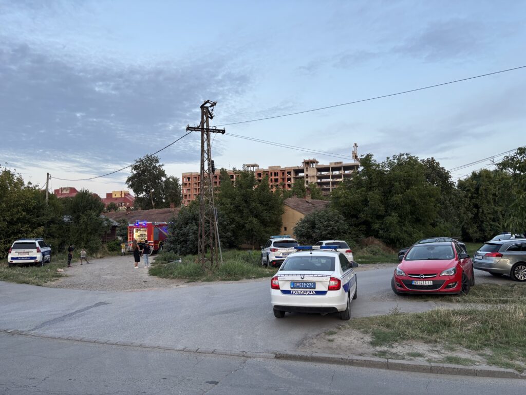 Novi Sad 28.07.2025. Muškarac pucao tokom intervencije vatrogasaca, pa se zabarakadirao. Naselje na Telepu, Telep, vatrogasci, policija, hronika,  pucnjava Foto: Nenad MIhajlović/Nova.rs BEZ POTPISA