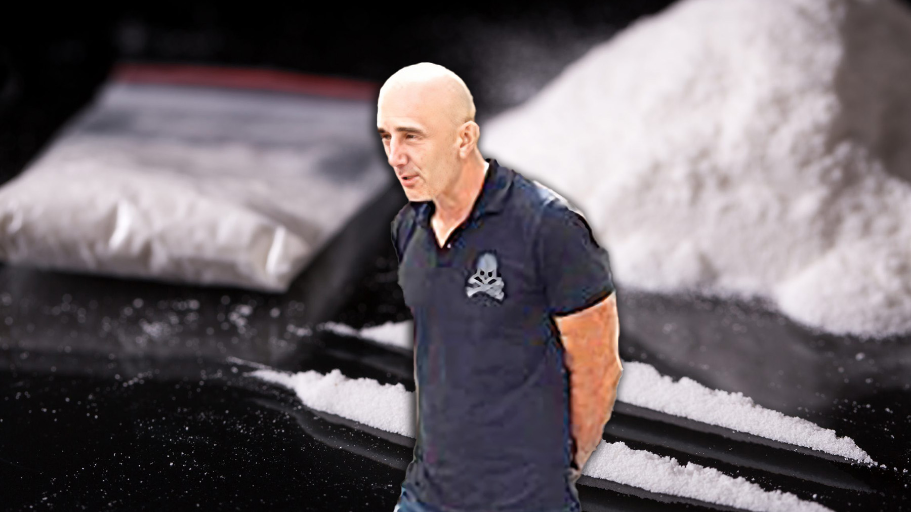 Zoran Jakšić, po mogućstvu kako se smeje
a iza njega neko brdo kokaina Kombo kokain Zoran jakšić