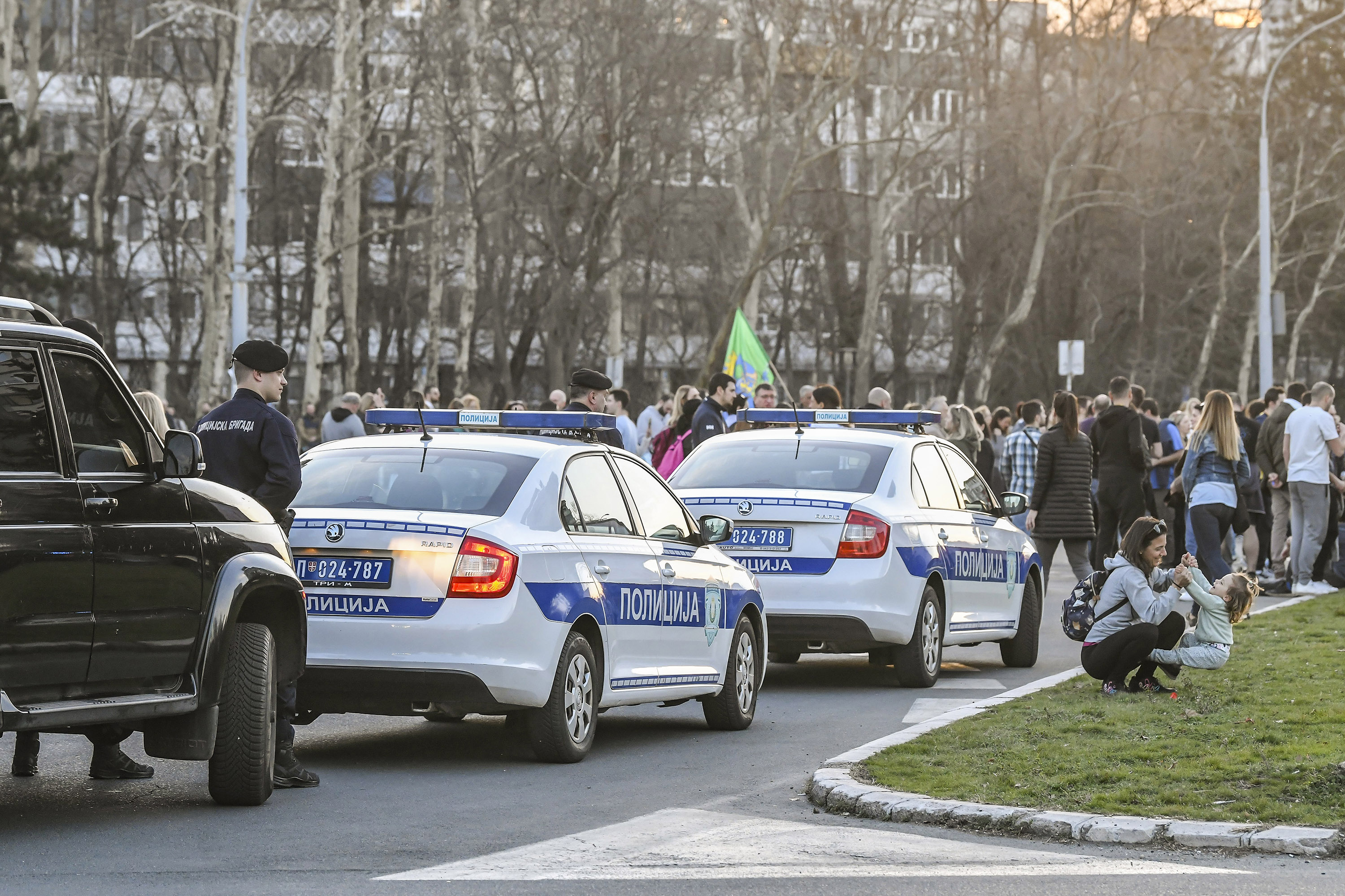 rame uz rame radnici i studenti kruzni tok nbg policija 080325 foto goran srdanov nova rs (33)