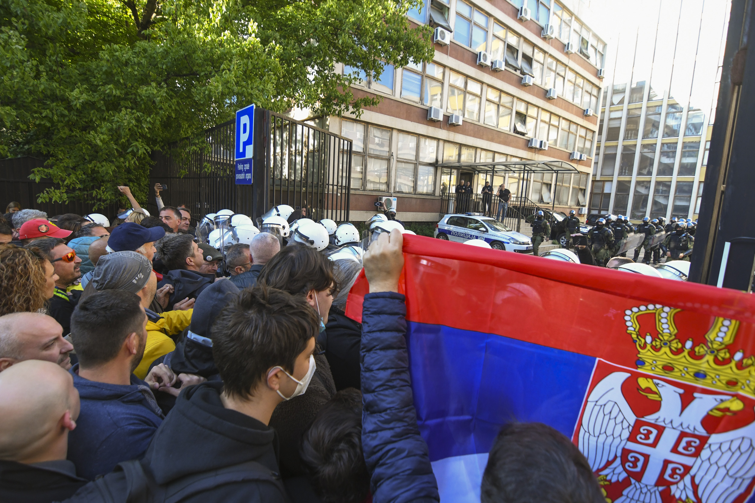 Novi Sad 15.05.2025. Blokada suda zbog uhapšenih studenata, sud, blokada, protest, policija, guranje