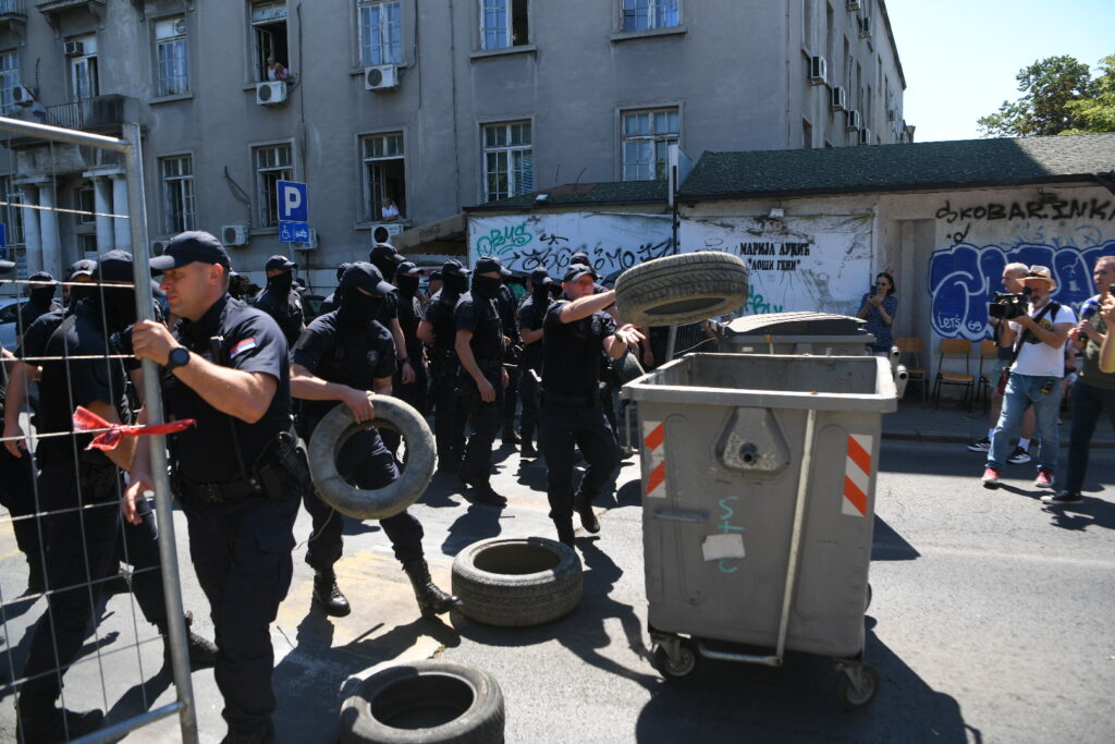 Beograd 30. jun 2025. Blokada kod Poljoprivrednog fakulteta, Zemun, barikade građanska neposlušnost  policijska brigada fantomkaFoto:Amir Hamzagić/Nova.rs policija fantomke