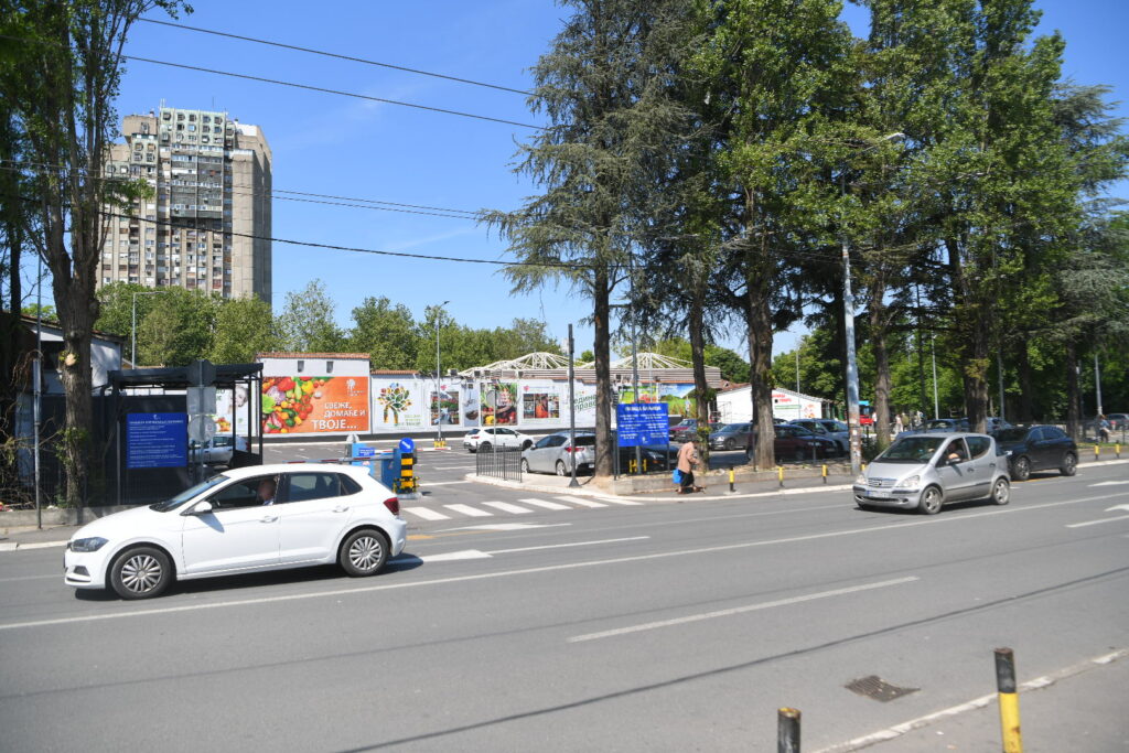 Beograd 20.05.2025. Pijaca Banjica, parking. Parking na mestu na kome je trebala da se izgradi bolnica, Paunova 2, bolnica za bolesti zavistnosti Foto: Amir Hamzagić/Nova.rs