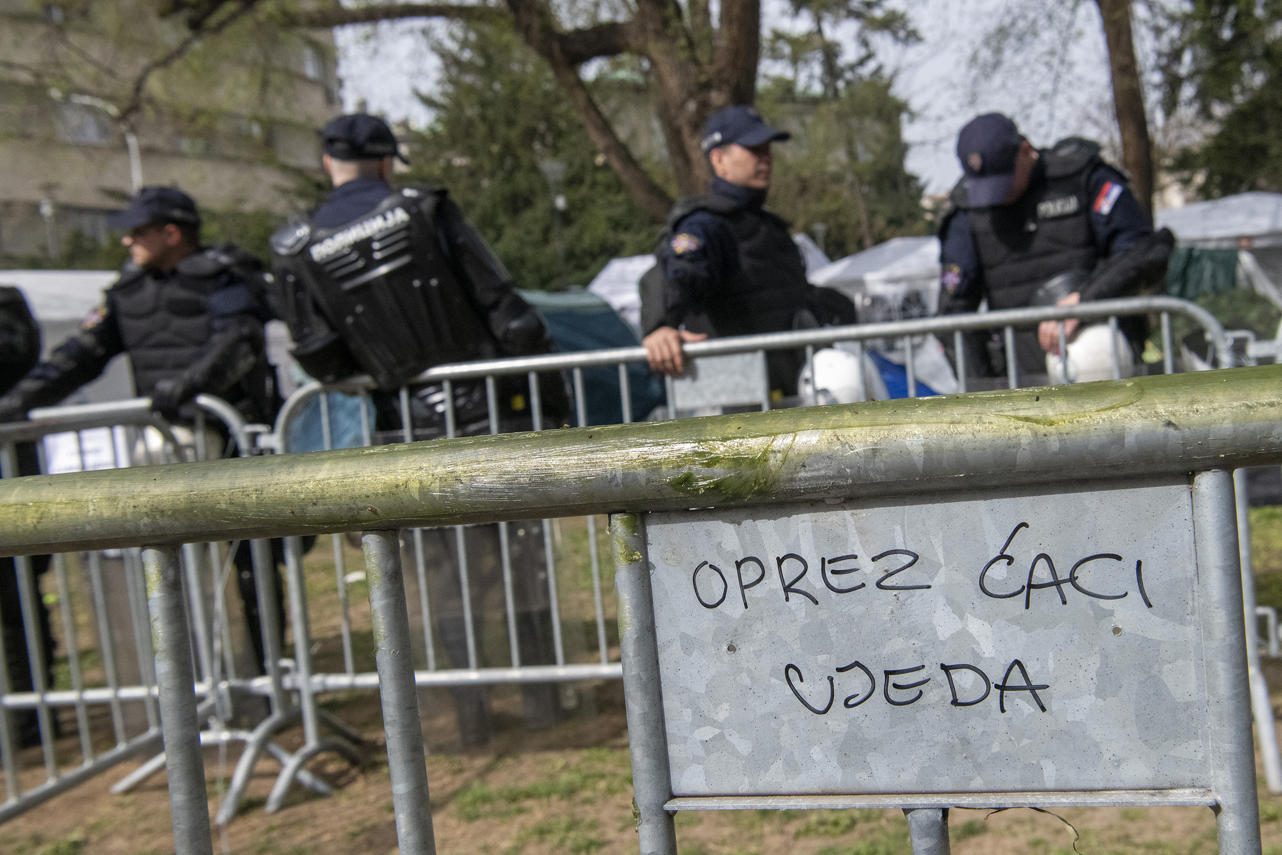 Beograd 15.03.2025. Protest 15 za 15, najveći protest Foto: Vladislav Mitić/Nova.rs policija pionirski park ćacilend transparent parola oprez ćaci ujeda