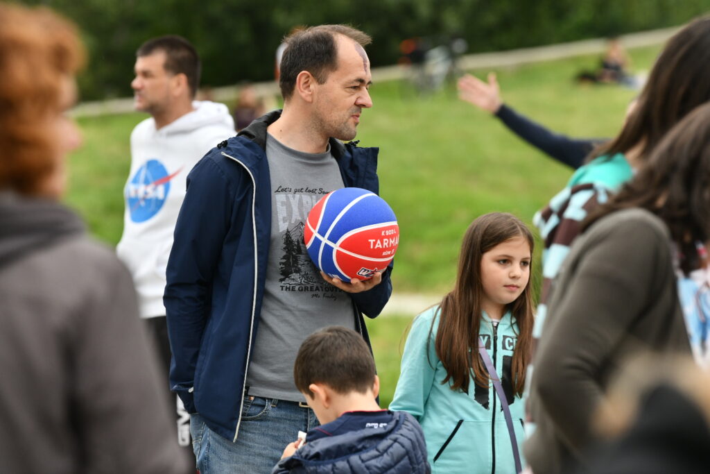 Beograd 25.05.2025. Novobeogradski zborovi, okupljanje pod sloganom Sačuvajmo park Ušće. Park kod spomenika Večna vatra, park Ušće, zborovi, piknik, akcija Foto: Vesna Lalić/Nova.rs