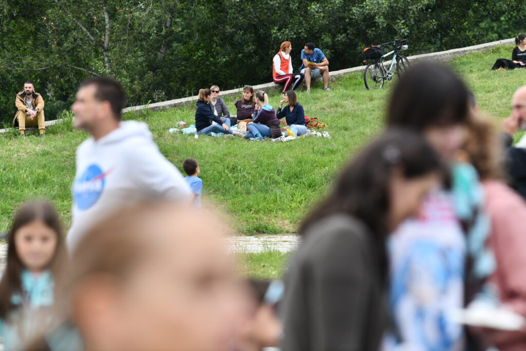 Beograd 25.05.2025. Novobeogradski zborovi, okupljanje pod sloganom Sačuvajmo park Ušće. Park kod spomenika Večna vatra, park Ušće, zborovi, piknik, akcija Foto: Vesna Lalić/Nova.rs