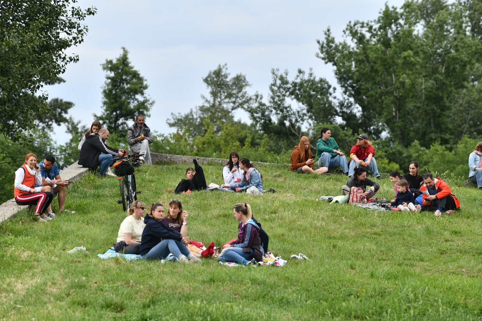 Beograd 25.05.2025. Novobeogradski zborovi, okupljanje pod sloganom Sačuvajmo park Ušće. Park kod spomenika Večna vatra, park Ušće, zborovi, piknik, akcija Foto: Vesna Lalić/Nova.rs