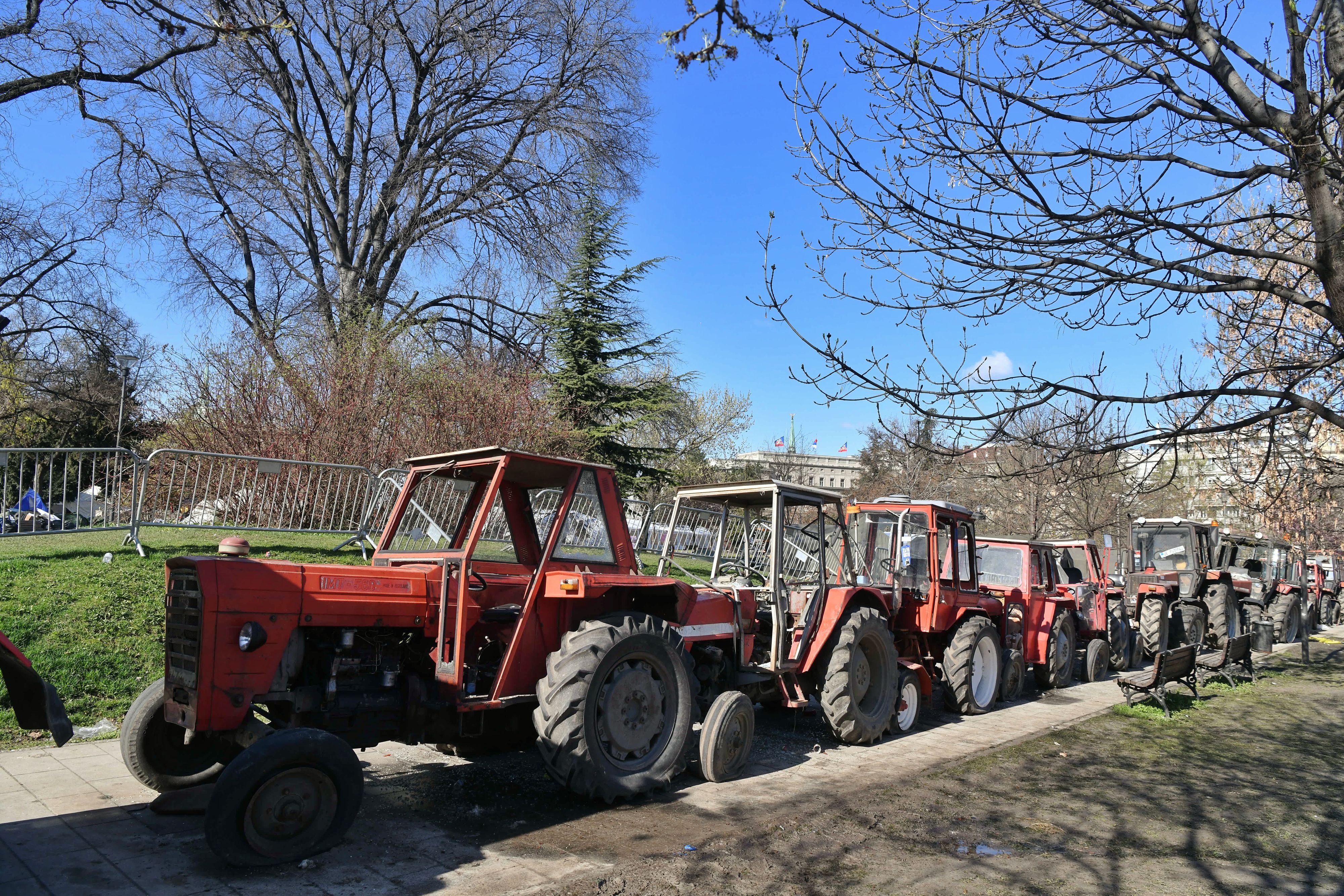Beograd 18.03.2025. Traktori i dalje parkirani ispred Pionirskog parka, uklanjanje, pomeranje traktora kod Pionirskog parka, Pionirski park, traktor, traktori Foto: Goran Srdanov/Nova.rs