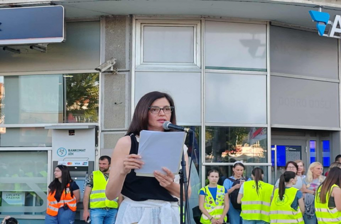 Profesorka Slavica Filipović govori na skupu u Novom Sadu