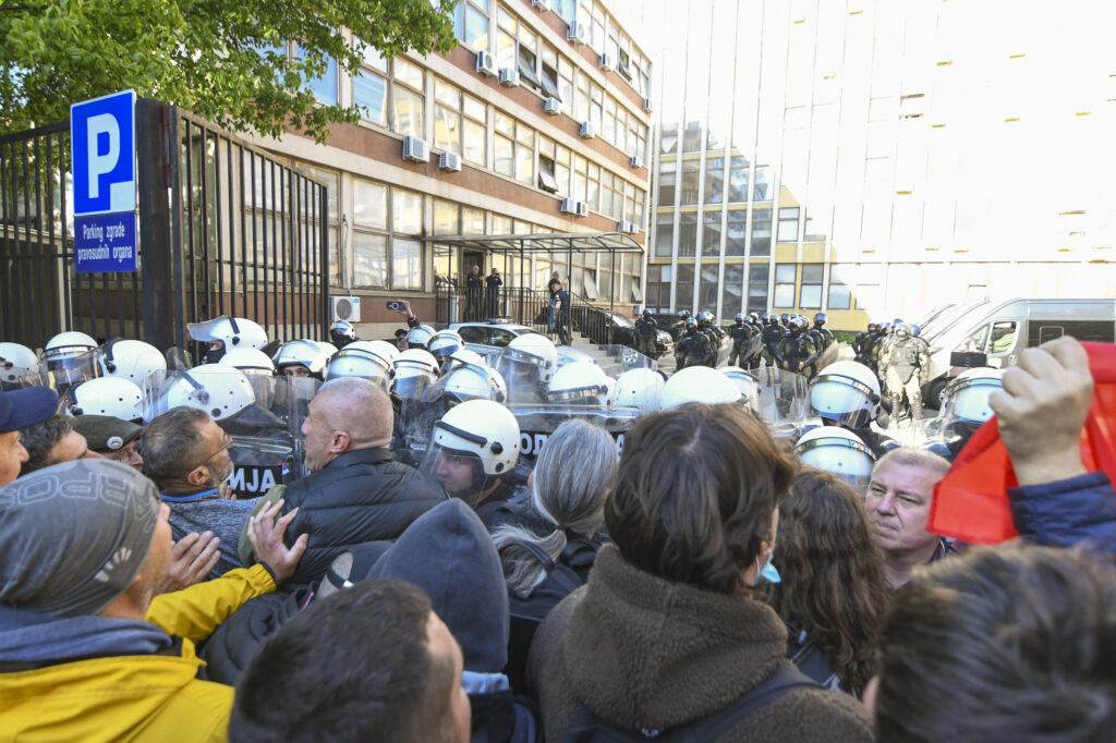 Novi Sad 15.05.2025. Blokada suda zbog uhapšenih studenata, sud, blokada, protest, policija, guranje