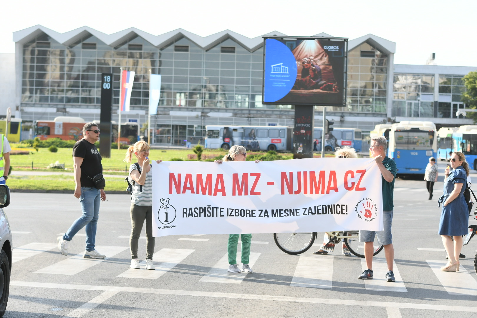 Novi Sad 03. jun 2025. Zborovi građana Novog Sada četvrti put organizuju blokade najprometnijih raskrsnica u gradu, sa zahtevom da se raspišu izbori za savete mesnih zajednica, blokada raskrsnica, Foto:Nova.rs ( Nenad Mihajlovic)