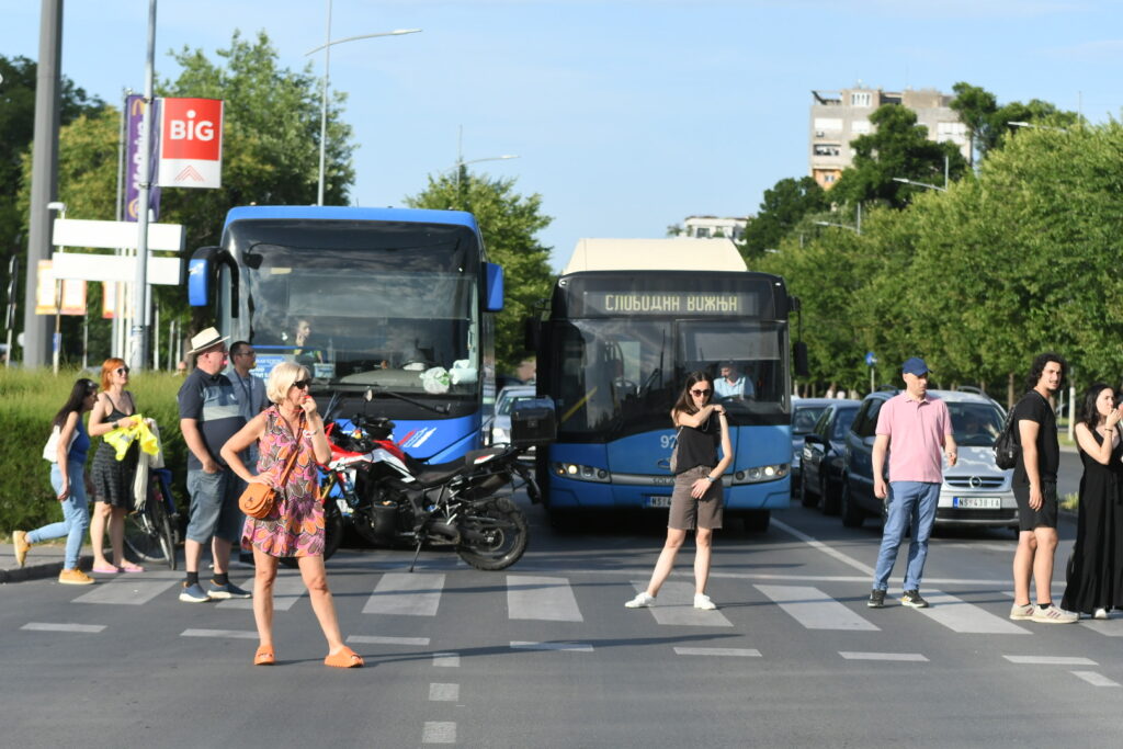 Novi Sad 03. jun 2025. Zborovi građana Novog Sada četvrti put organizuju blokade najprometnijih raskrsnica u gradu, sa zahtevom da se raspišu izbori za savete mesnih zajednica, blokada raskrsnica, Foto:Nova.rs ( Nenad Mihajlovic)