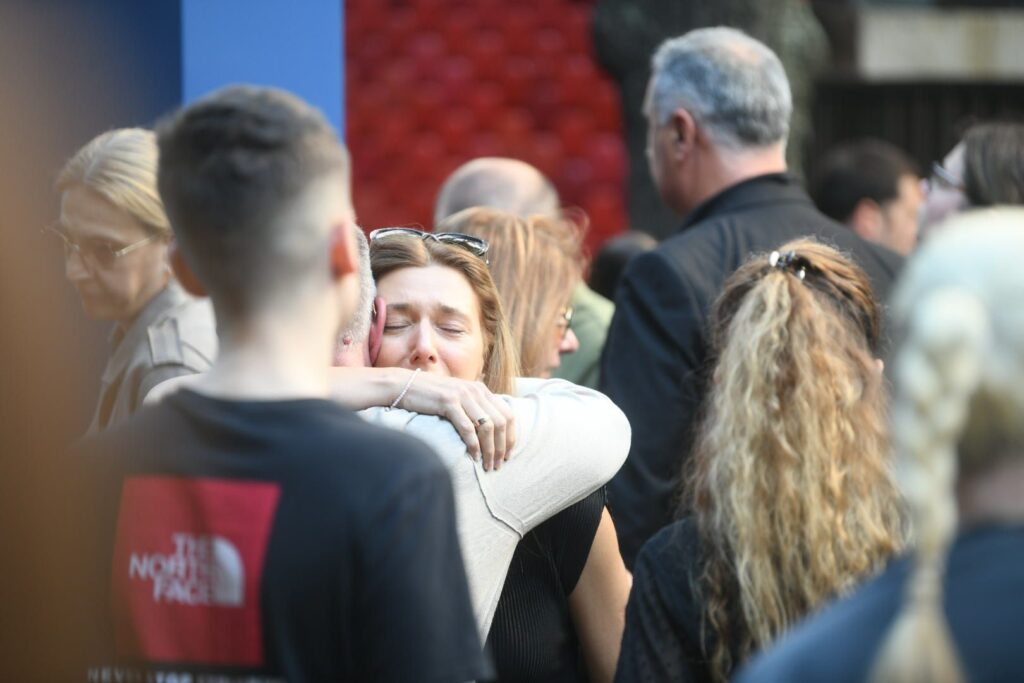 Beograd 03.05.2025. Obeležavanje druge godišnjice masakra, ubistva u osnovnoj školi Vladislav Ribnikar. OŠ Vladislav Ribnikar, godišnjica, druga godišnjica, dve godine, pomen, polaganje cveća Foto: Filip Krainčanić/Nova.rs