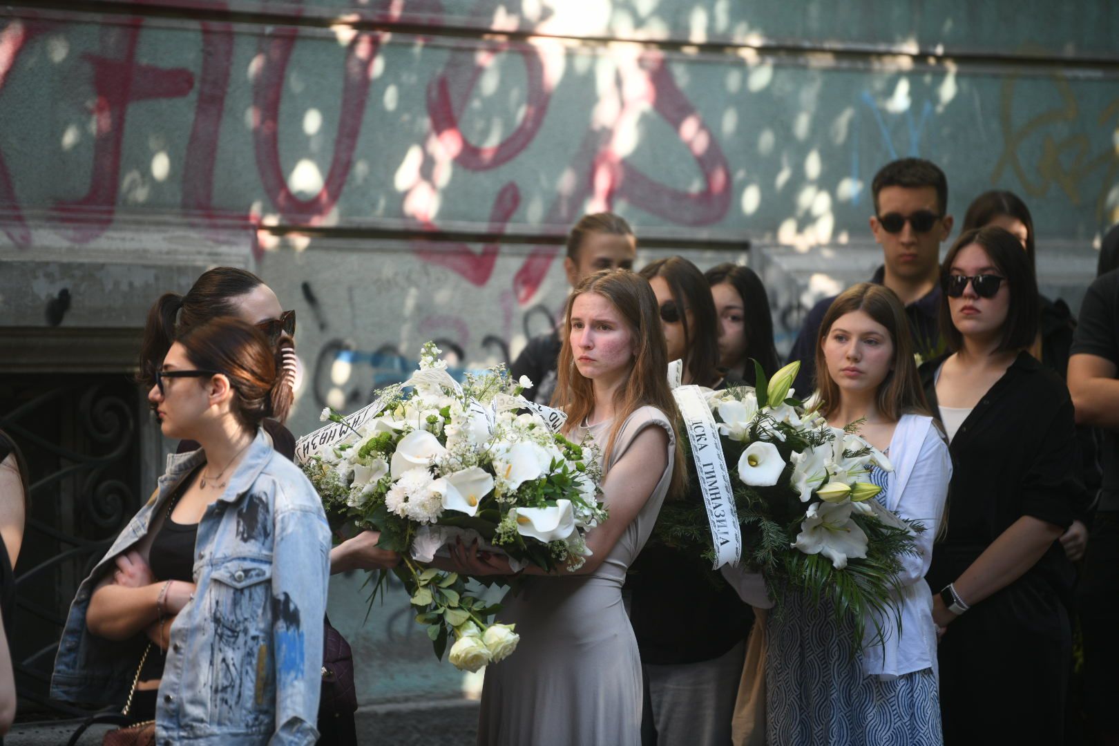 Beograd 03.05.2025. Obeležavanje druge godišnjice masakra, ubistva u osnovnoj školi Vladislav Ribnikar. OŠ Vladislav Ribnikar, godišnjica, druga godišnjica, dve godine, pomen, polaganje cveća Foto: Filip Krainčanić/Nova.rs