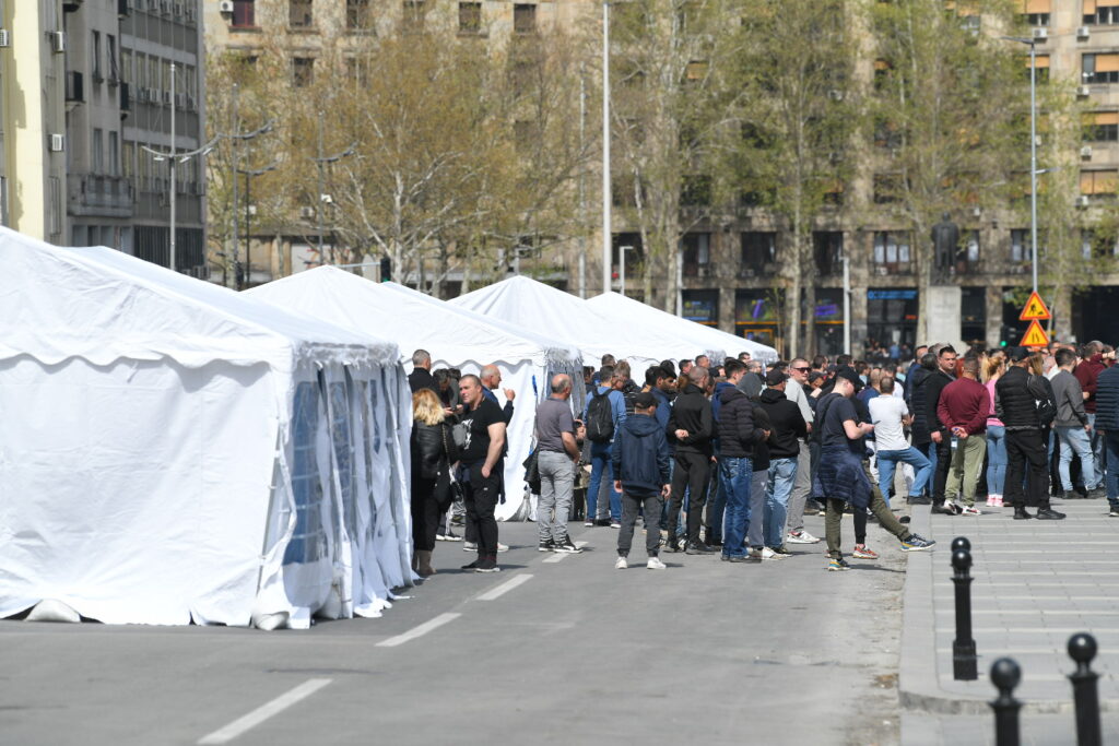 Beograd 16. april 2025. Plato ispred Skupstine Srbije beli satori okupljeni gradjani, Ćacilend Foto:Amir Hamzagić/Nova.rs