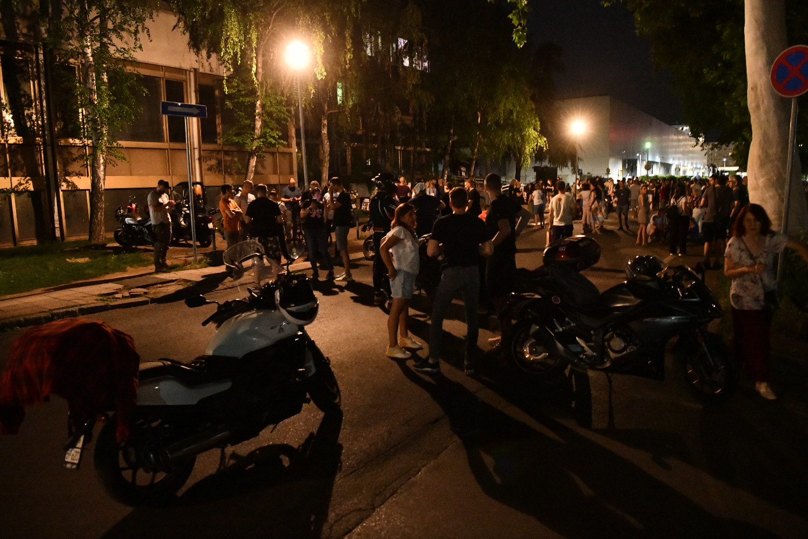 Beograd 05.06.2025. Protest studenata i građana ispred policijske stanice na Novom Beogradu zbog hapšenja studenata u vezi sa napadom na Miloša Pavlovića u Studenjaku. Studenti, građani, policijska stanica Novi Beograd Foto: Vesna Lalić/Nova.rs