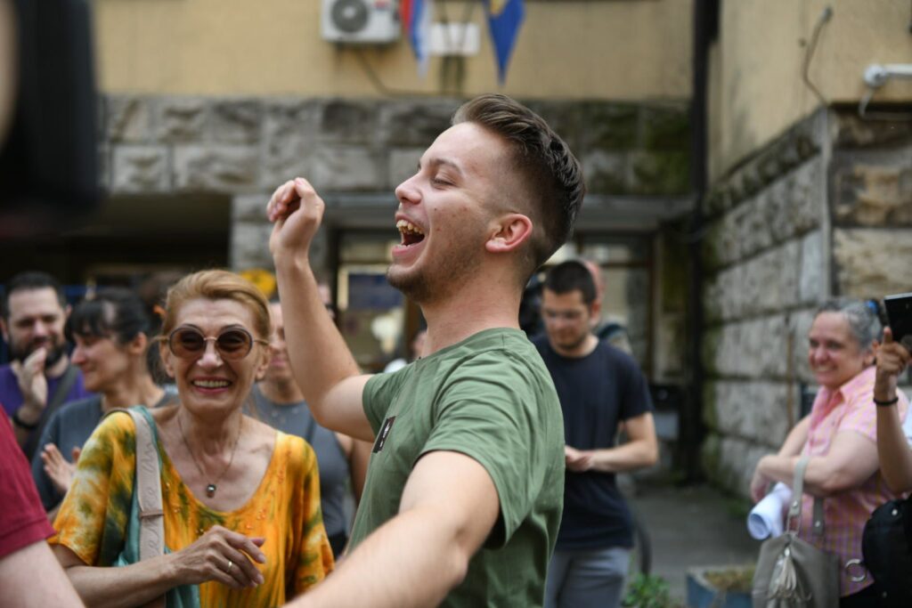 Beograd 06. jun 2025. Protest ispred policijske stanice MUP u Ulici 29. novembra, studenti pisten studentski novinar Foto:Filip Krainčanić/Nova.rs