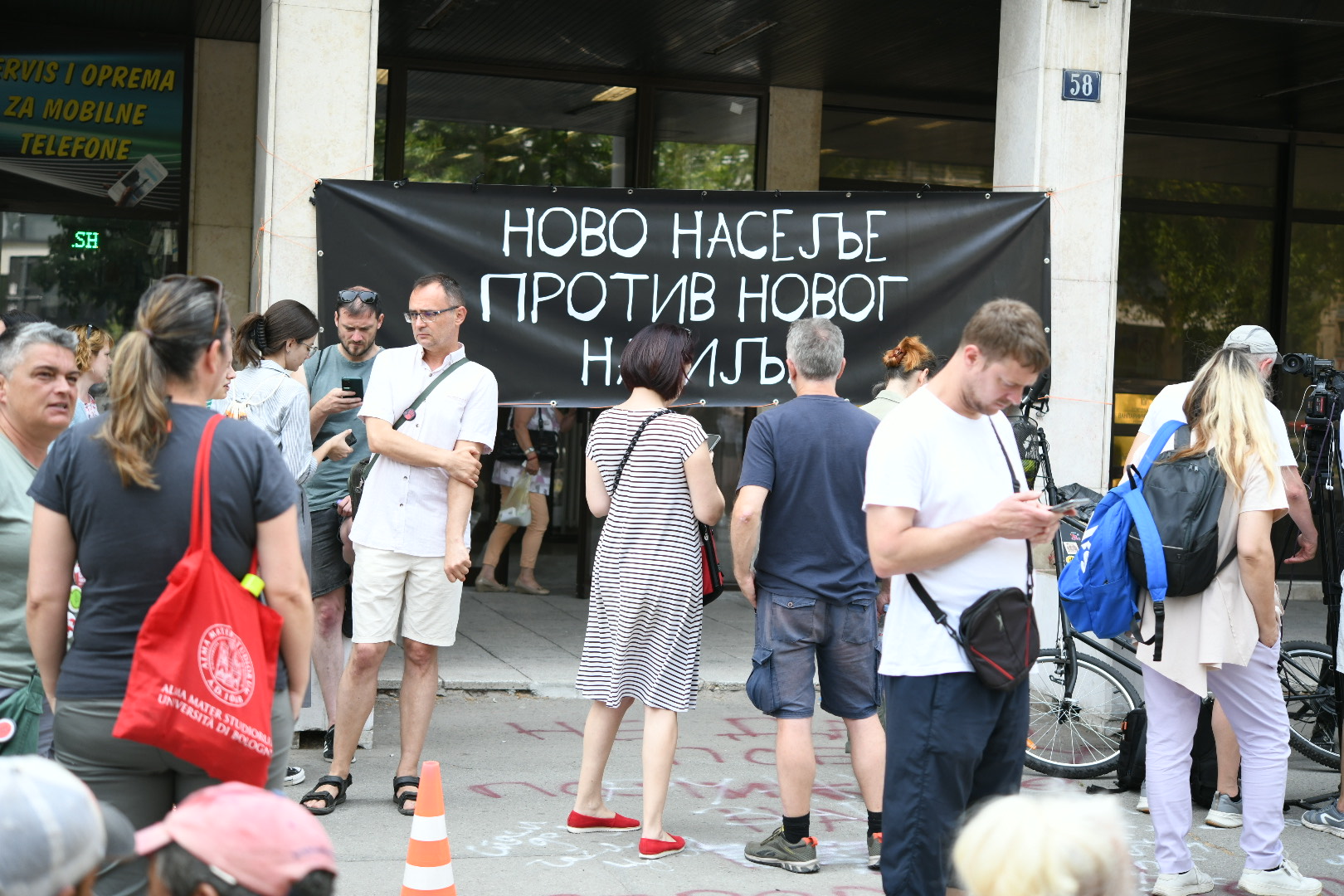 Novi Sad 11.06.2025. Protest ispred Prekršajnog suda u Novom Sadu zbog hapšenja. Prekršajni sud, protest Foto: Nenad Mihajlović/Nova.rs/BEZ POTPISA