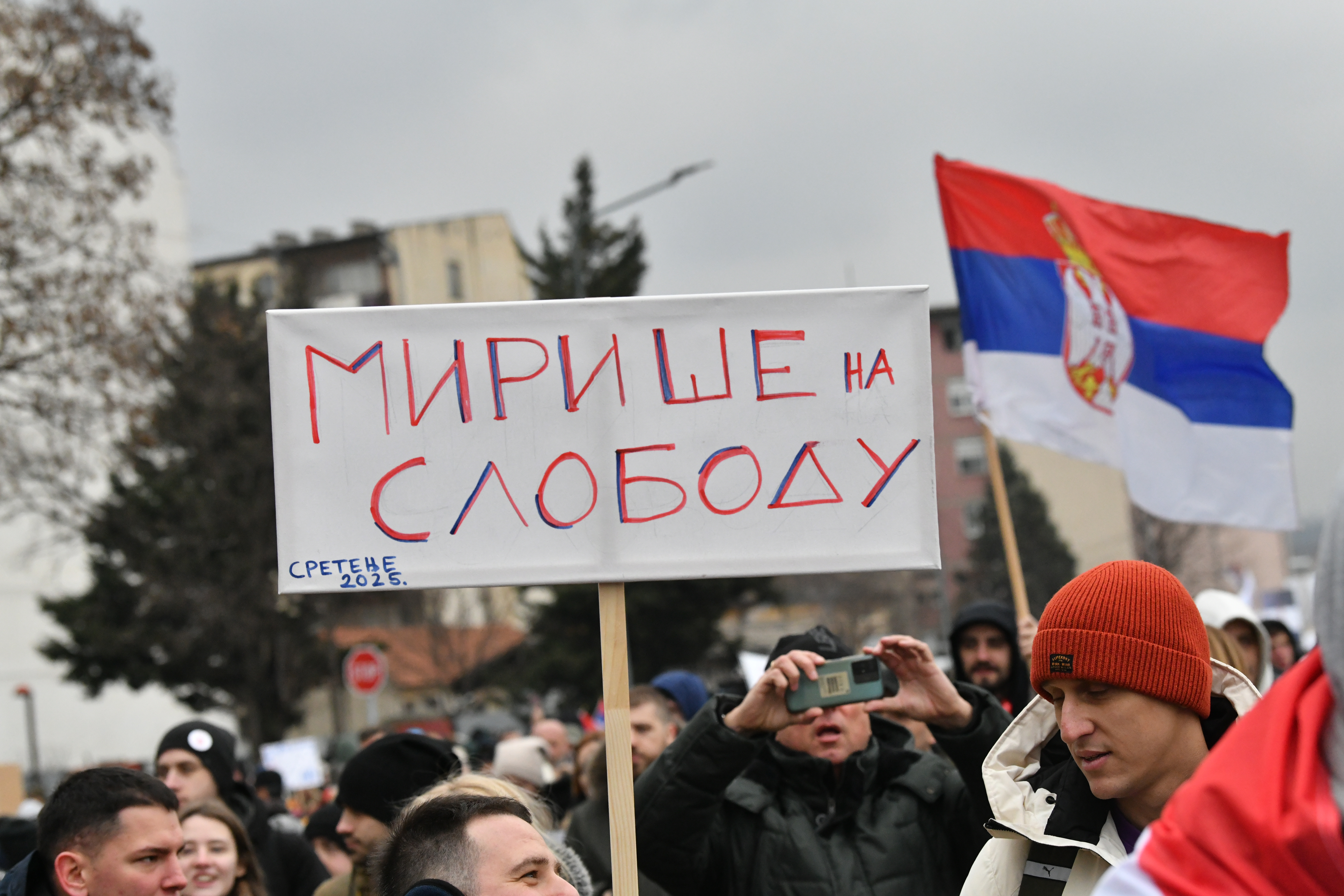 transparent miriše na slobodu
Kragujevac 15.02.2025. Akcija Sretnimo se na Sretenje u Kragujevcu. Studentski protest, okupljanje studenata i građana, gradjana Foto: Vladislav Mitić/Nova.rs