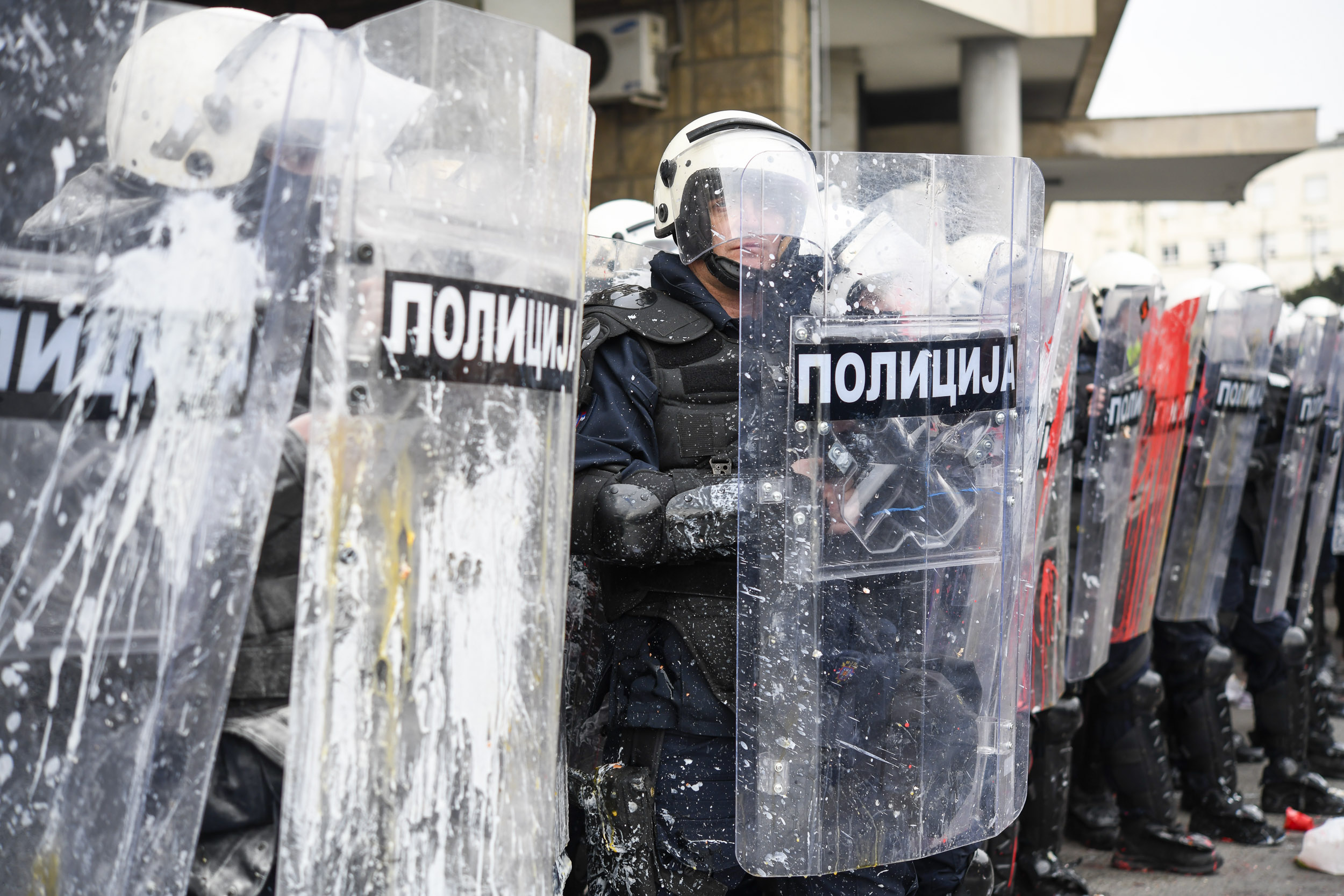 Beograd 24. februar 2025. Protest opozicije ispred Skupštine grada Novog Sada, policija, nemiri, animozitet, sukob, žandarmerija, brašno, jaja Foto:Nenad Mihajlović/Nova.rs (BEZ POTPISA)